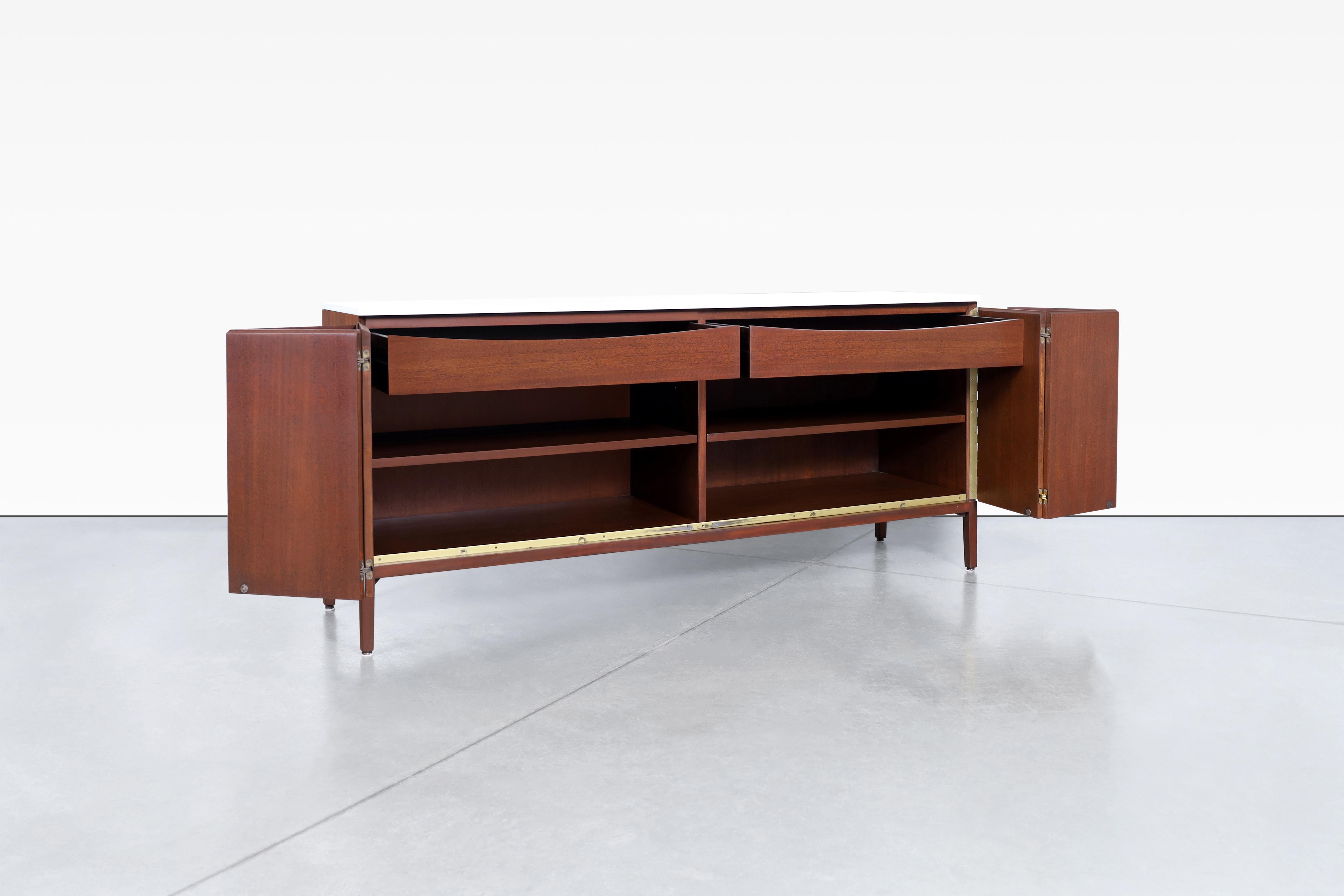 Vintage-Anrichte aus Mahagoni der „Irwin-Kollektion“ von Paul McCobb für Calvin Furniture im Zustand „Hervorragend“ im Angebot in North Hollywood, CA