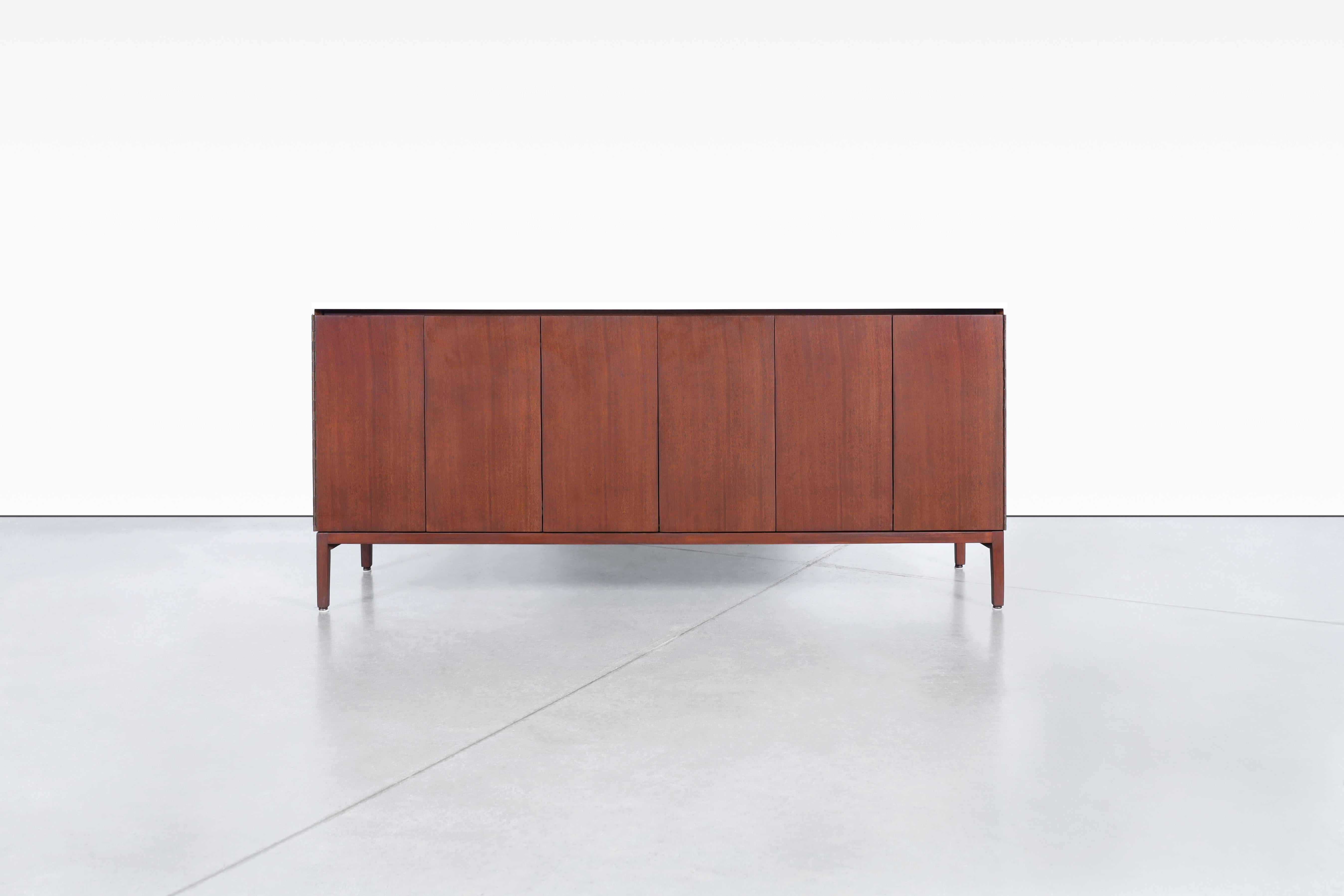 Vintage-Anrichte aus Mahagoni der „Irwin-Kollektion“ von Paul McCobb für Calvin Furniture (Messing) im Angebot