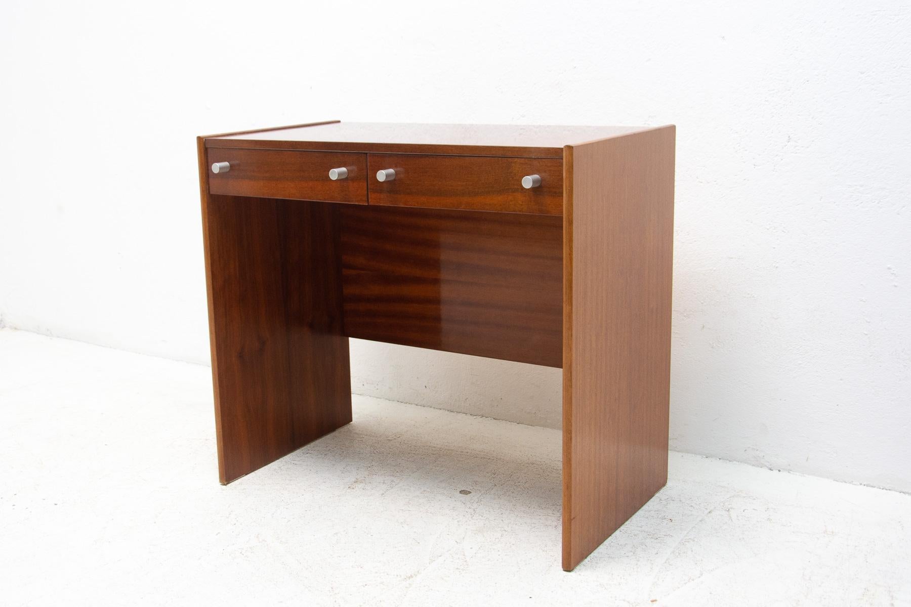 Vintage ladies desk made by UP Zavody company in the former Czechoslovakia in the 1980´s. Features a simple design, mahogany veneer. Overall in very good Vintage condition. Cool retro piece.

Measures: height: 72 cm

Width: 80 cm

Depth: 48 cm.