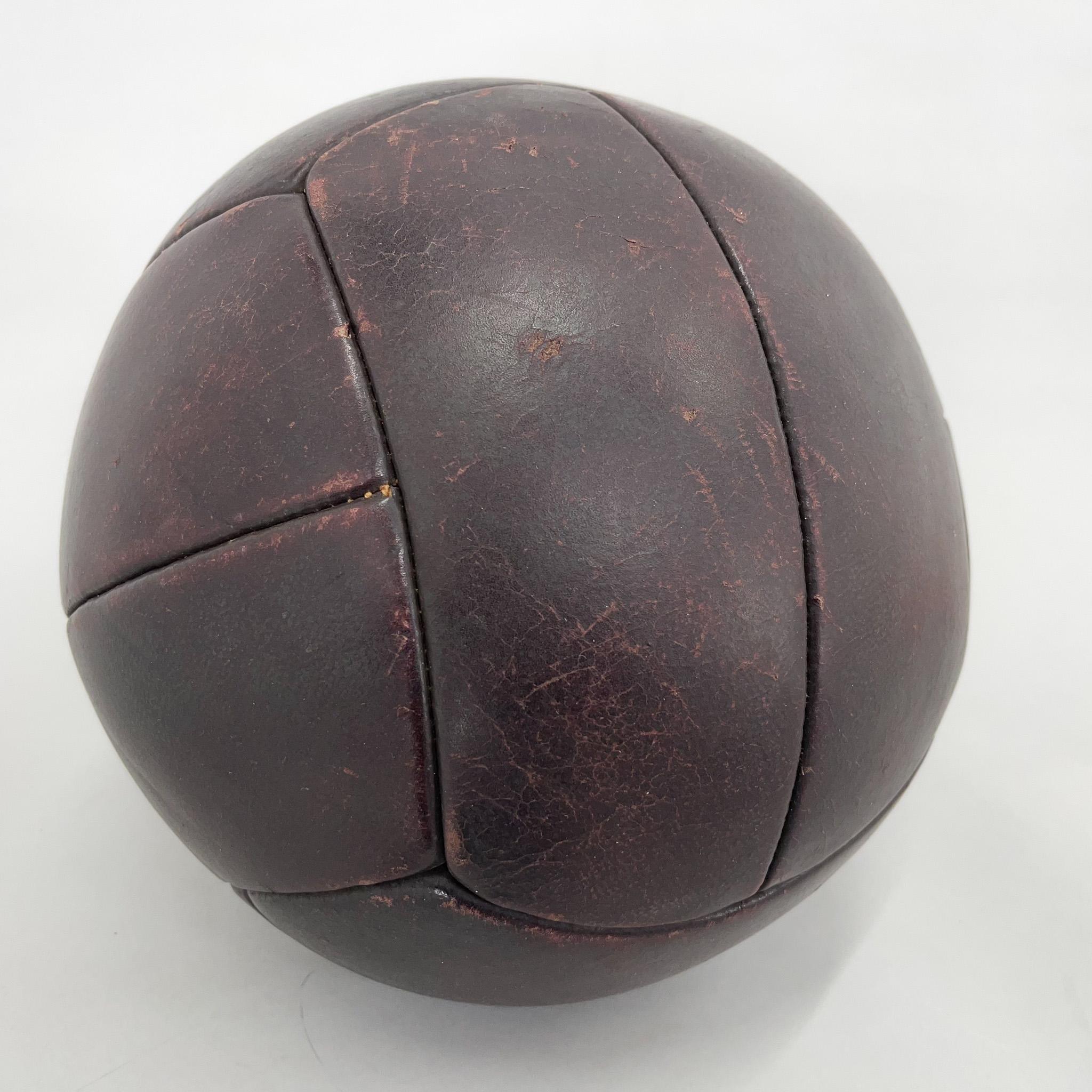 Balón medicinal vintage de cuero de caoba, años 30 Checo en venta