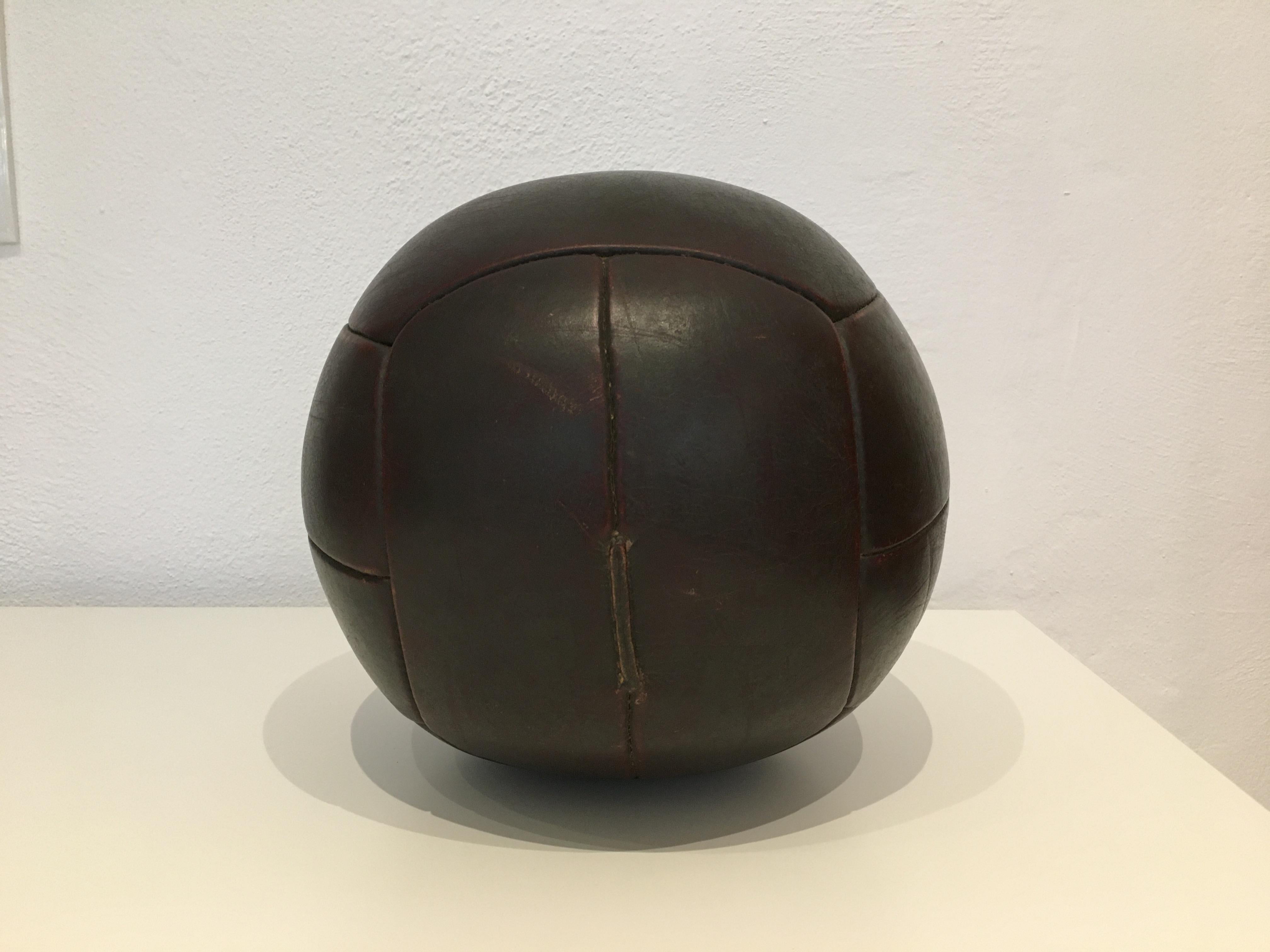 Vintage Mahogany Leather Medicine Ball, 3kg, 1930s In Good Condition For Sale In Wien, AT