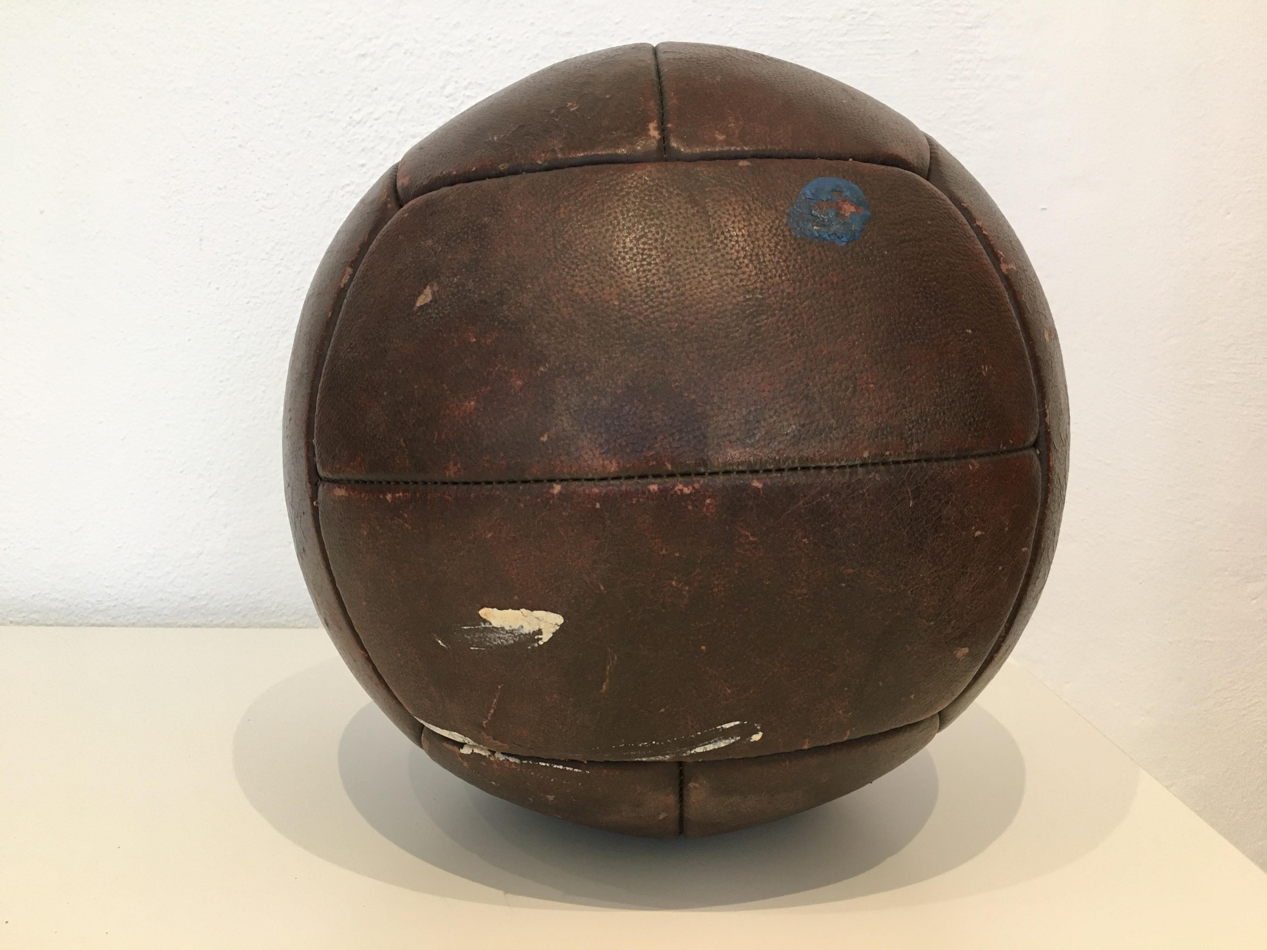 Vintage Mahogany Leather Medicine Ball, 4kg, 1930s In Fair Condition For Sale In Wien, AT