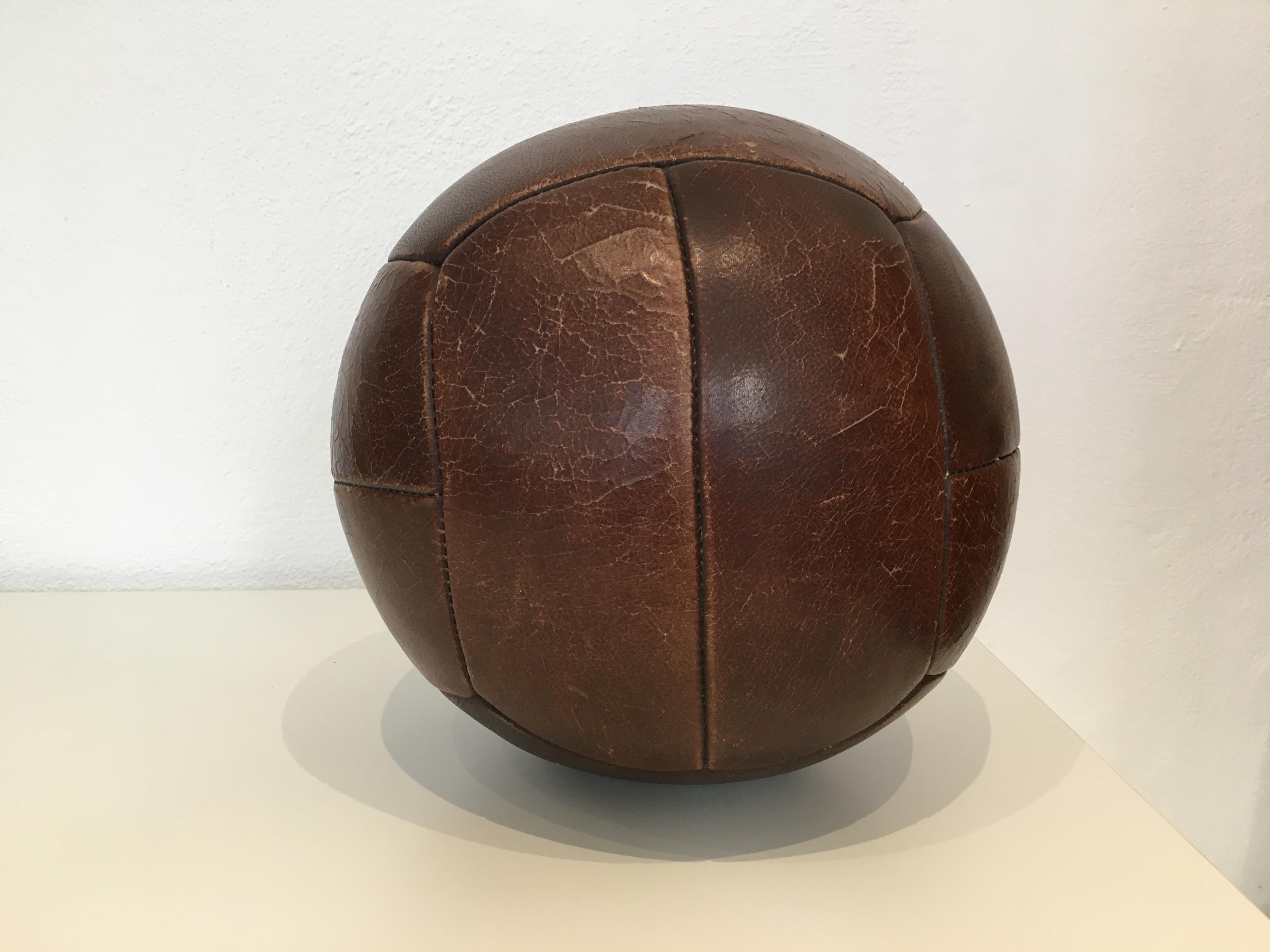 Vintage Mahogany Leather Medicine Ball, 4kg, 1930s In Fair Condition For Sale In Wien, AT