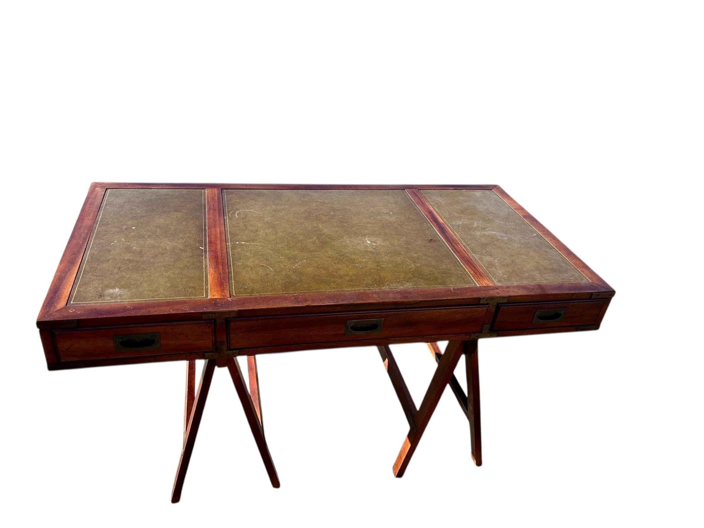 Stile Campaign Scrivania vintage in mogano con piano in pelle in stile Campaigner, 1960 ca. in vendita