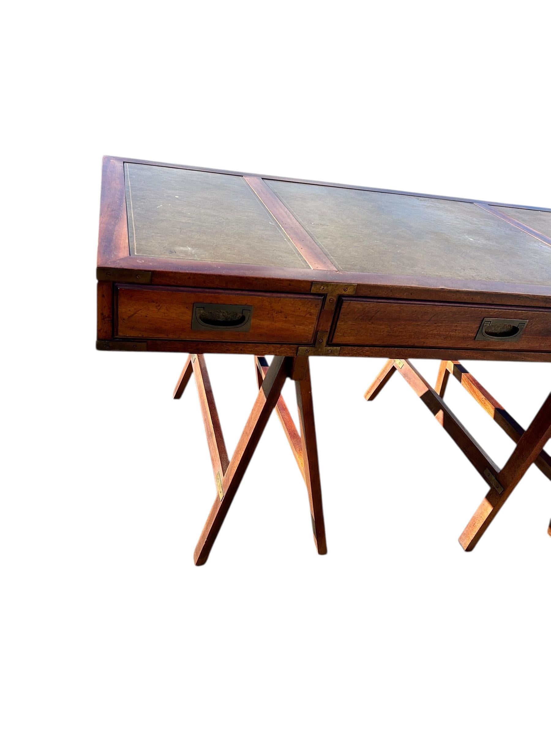 Americano Scrivania vintage in mogano con piano in pelle in stile Campaigner, 1960 ca. in vendita