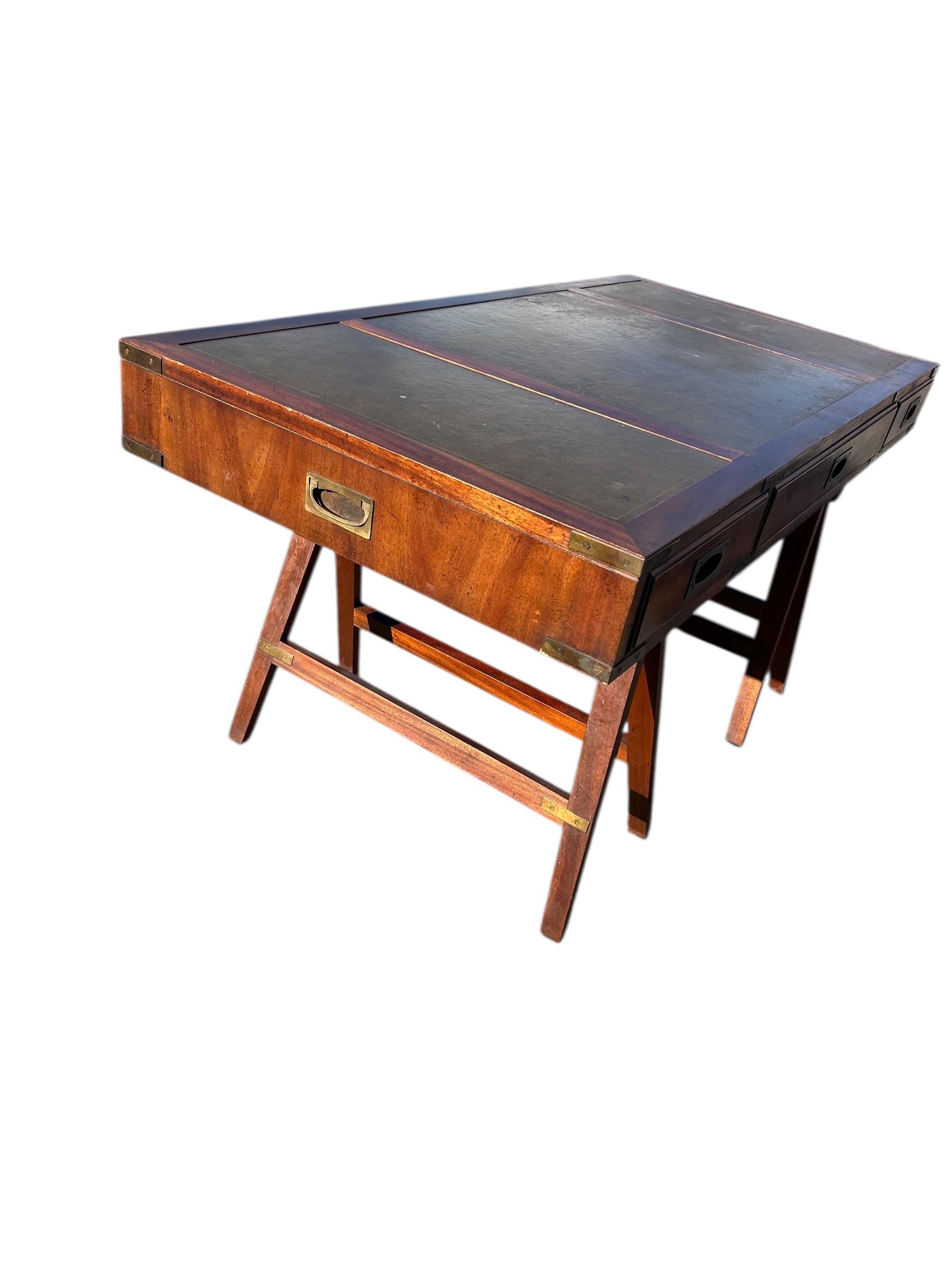 Scrivania vintage in mogano con piano in pelle in stile Campaigner, 1960 ca. In condizioni buone in vendita a Chapel Hill, NC