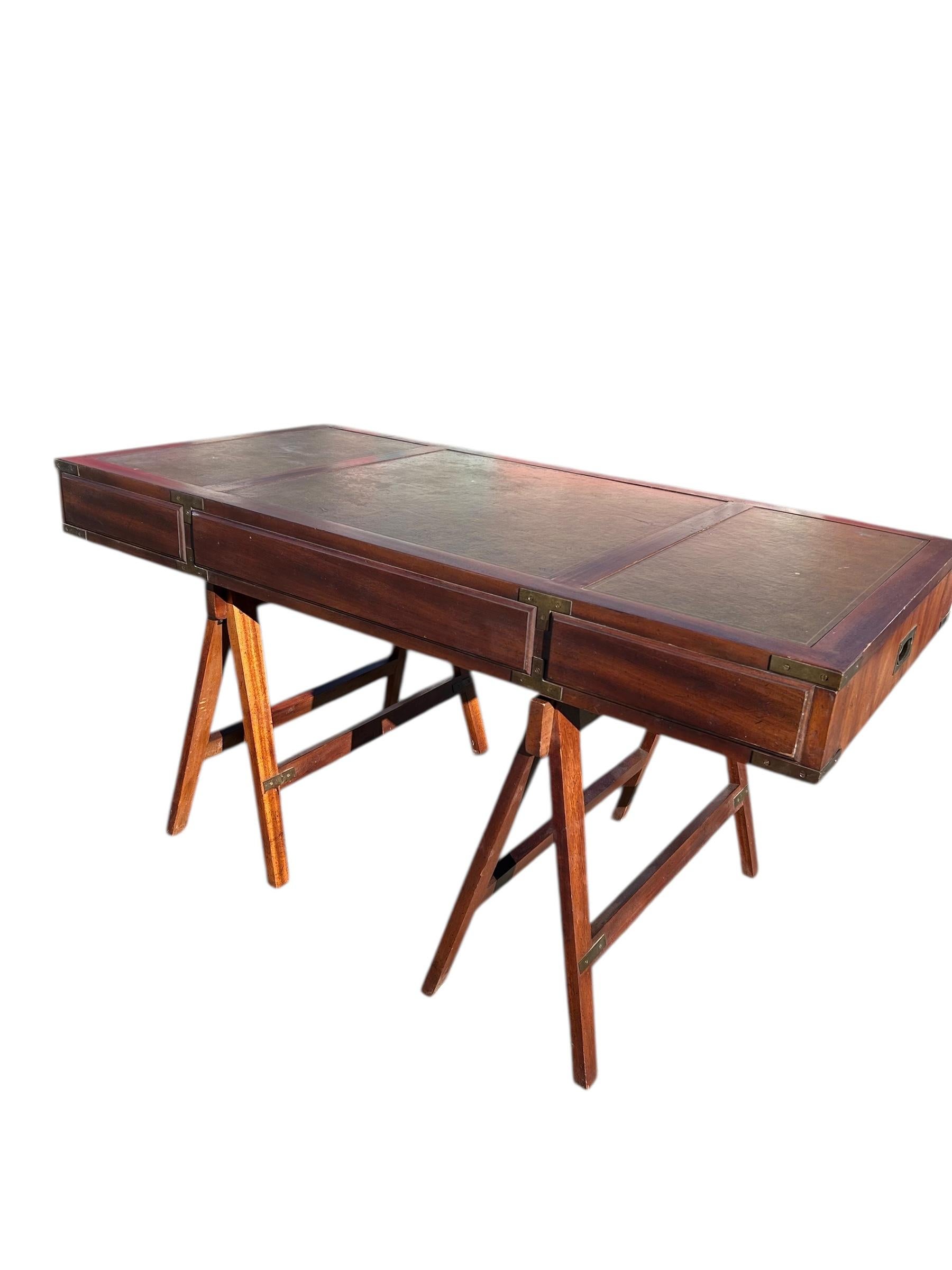 Metà XX secolo Scrivania vintage in mogano con piano in pelle in stile Campaigner, 1960 ca. in vendita