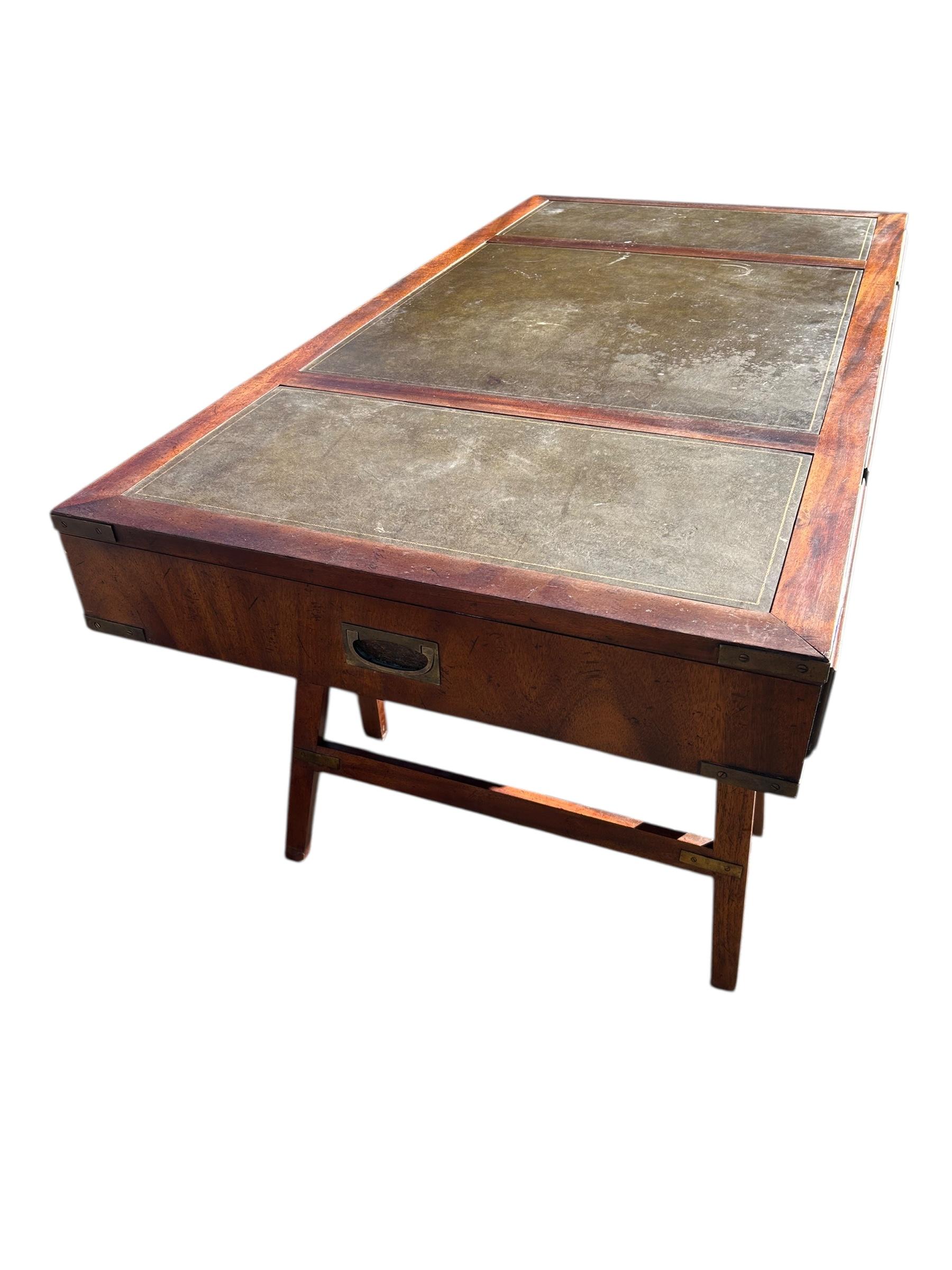 Ottone Scrivania vintage in mogano con piano in pelle in stile Campaigner, 1960 ca. in vendita