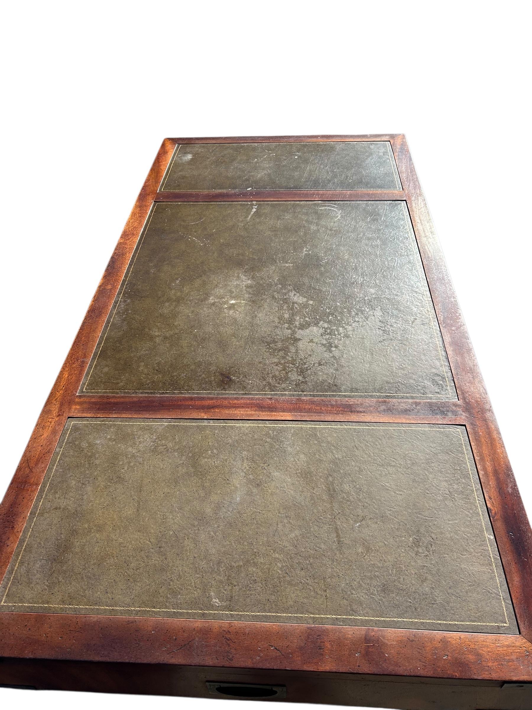 Scrivania vintage in mogano con piano in pelle in stile Campaigner, 1960 ca. in vendita 1