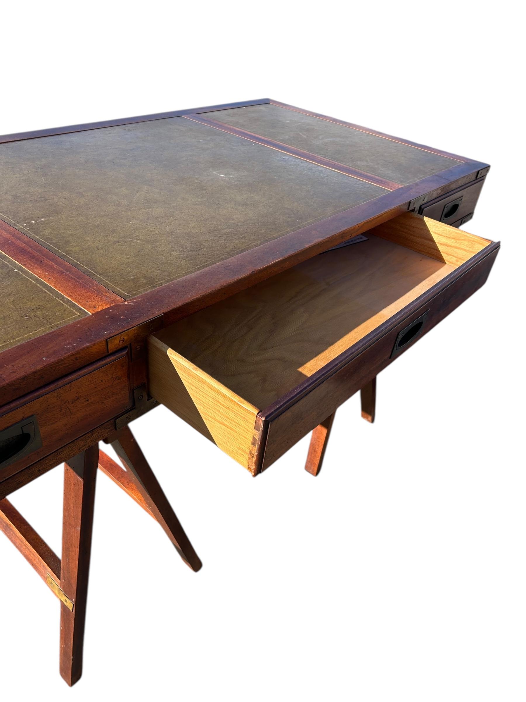 Scrivania vintage in mogano con piano in pelle in stile Campaigner, 1960 ca. in vendita 2