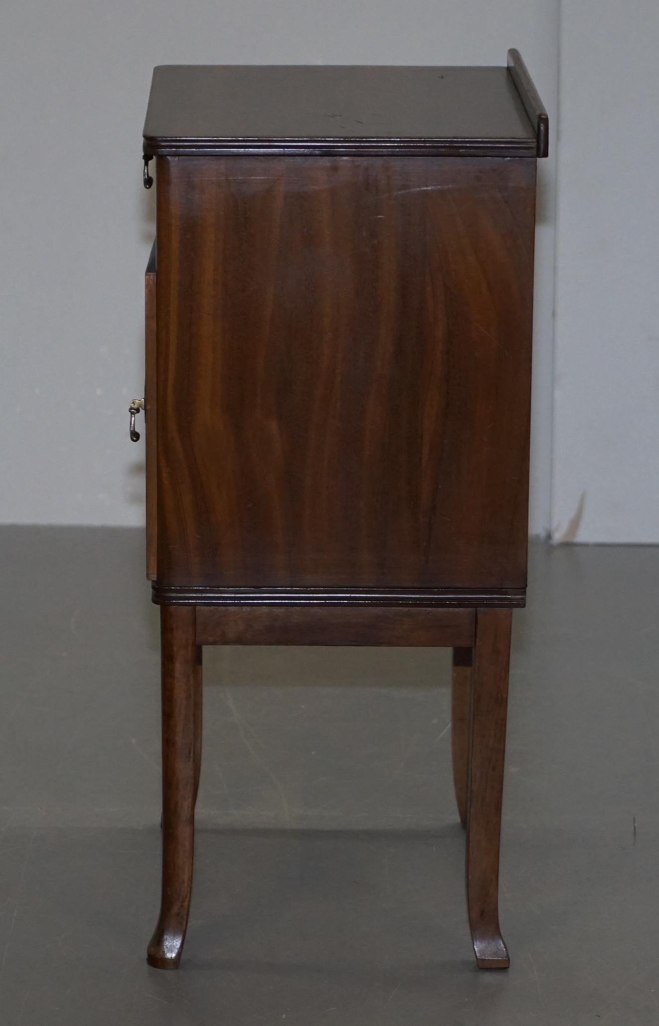 Moderner Vintage-Beistelltisch aus Hartholz mit einer Tür und Schublade, Mid-Century Modern im Angebot 3