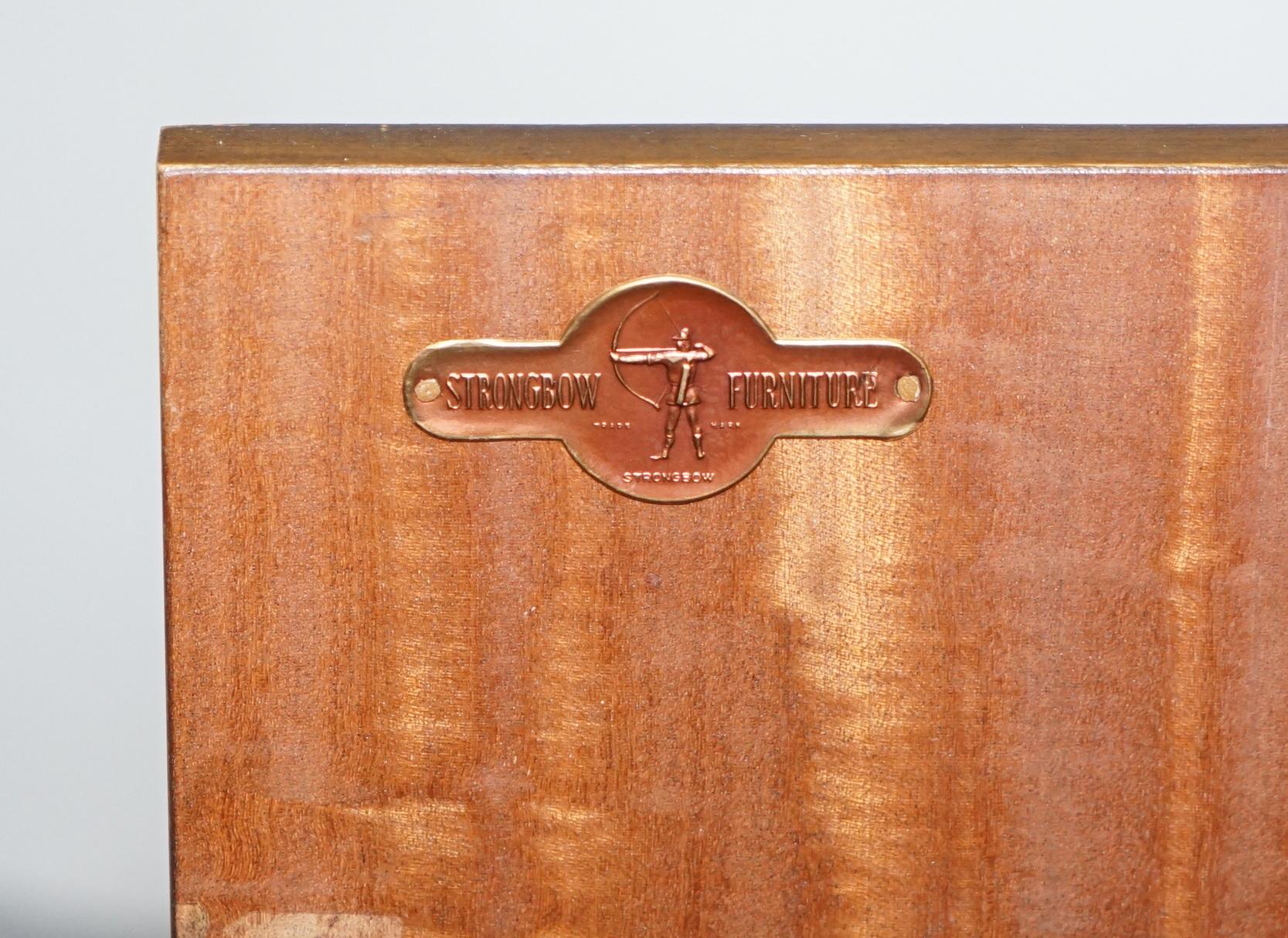 Moderner Vintage-Beistelltisch aus Hartholz mit einer Tür und Schublade, Mid-Century Modern im Angebot 7