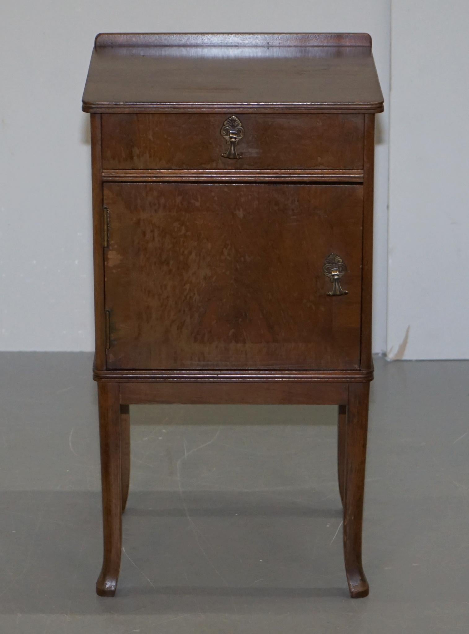 We are delighted to offer for sale this lovely vintage mahogany side end lamp wine table

A nice piece, very utilitarian, ideally suited for a lamp and a glass of wine

We have cleaned waxed and polished it, it will have normal patina marks