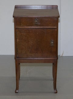 Moderner Vintage-Beistelltisch aus Hartholz mit einer Tür und Schublade, Mid-Century Modern