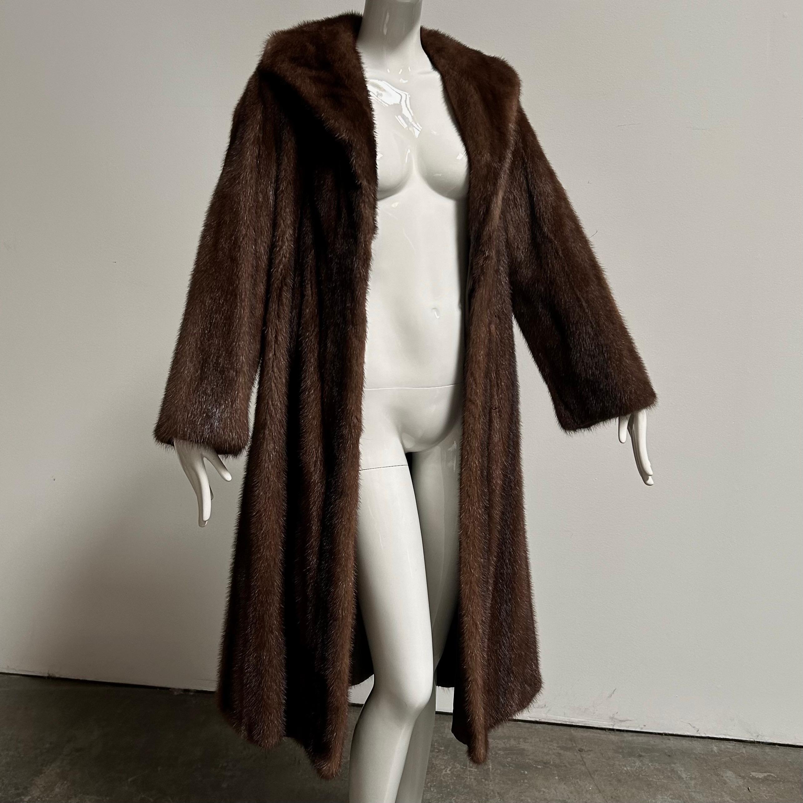 Stunning vintage mahogany mink fur full length coat with a pop up collar and front hook closure. Fits like a size medium. The bust measures 36