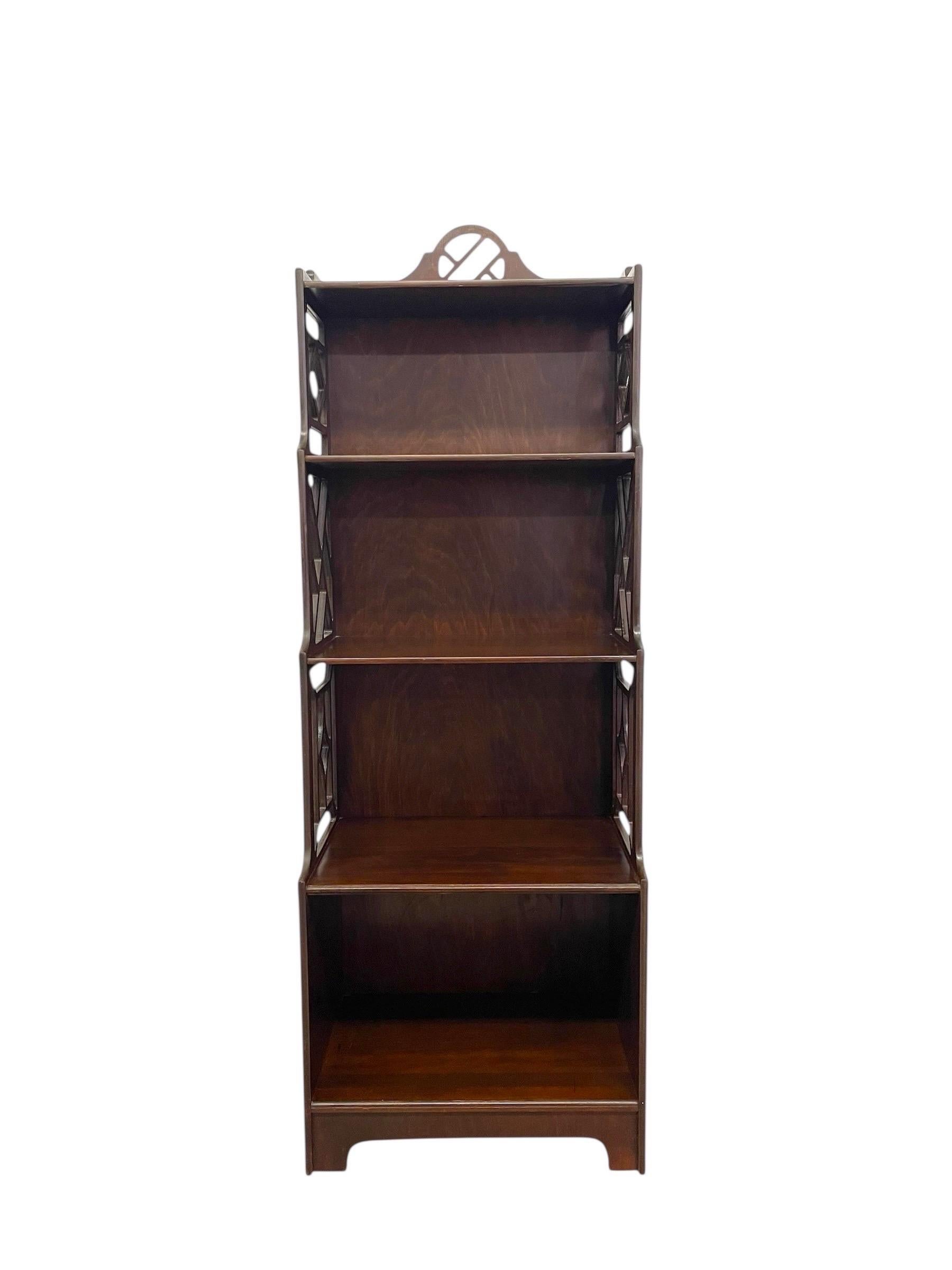 Vintage Mahagoni offenes Bücherregal mit Laubsägearbeiten an den Seiten im Angebot 1