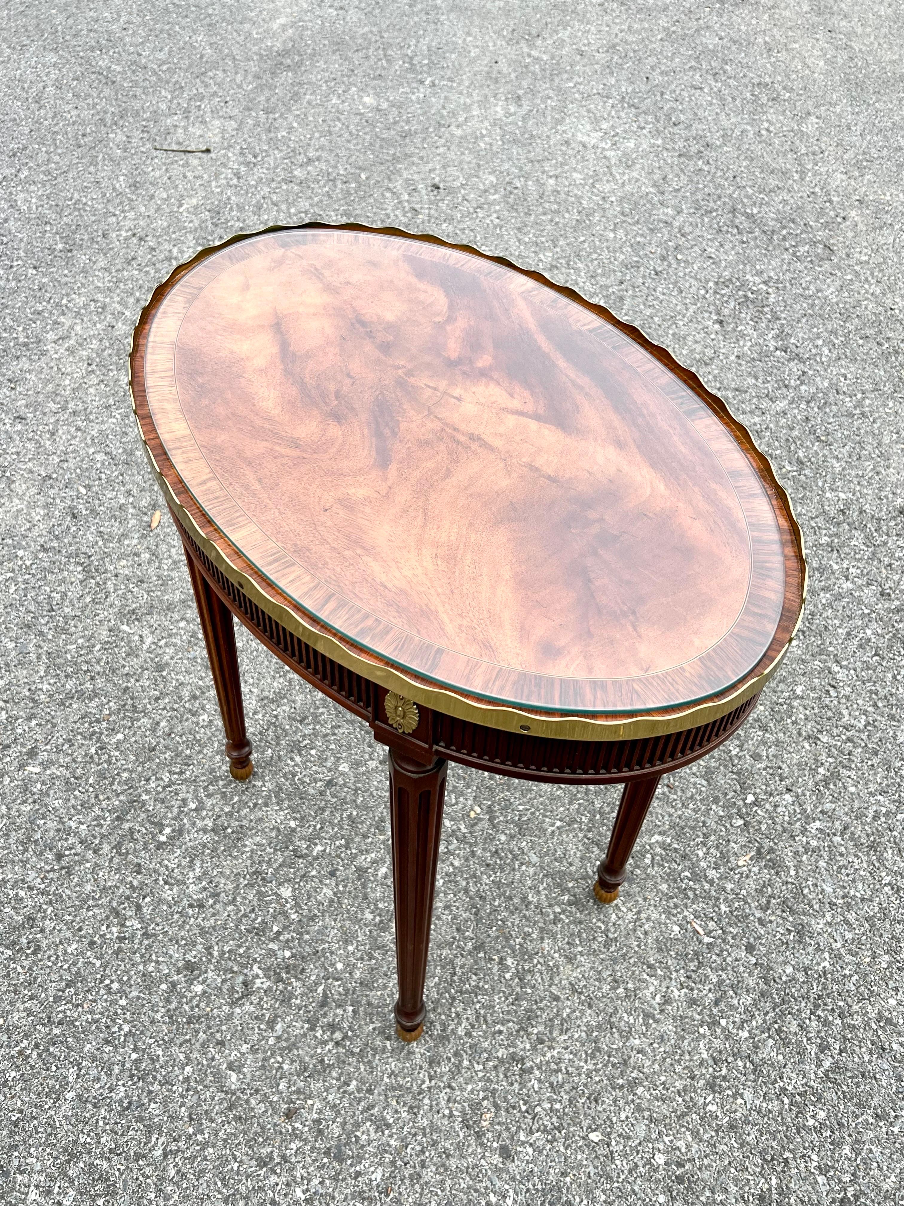 Vintage Mahogany Oval Side Table W/ Shaped Brass Gallery Made by Baker Furniture For Sale 4