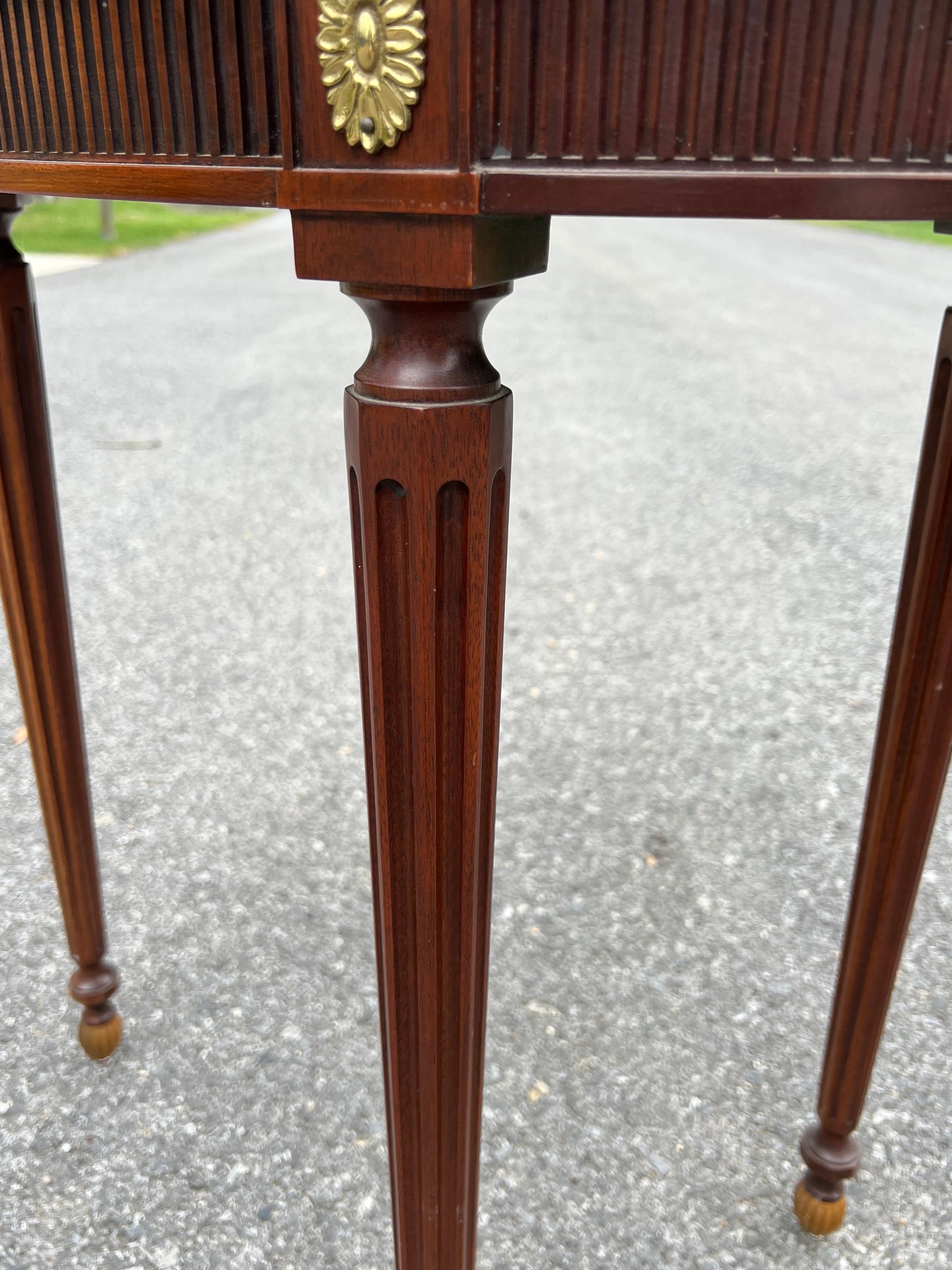 Vintage Mahogany Oval Side Table W/ Shaped Brass Gallery Made by Baker Furniture For Sale 6