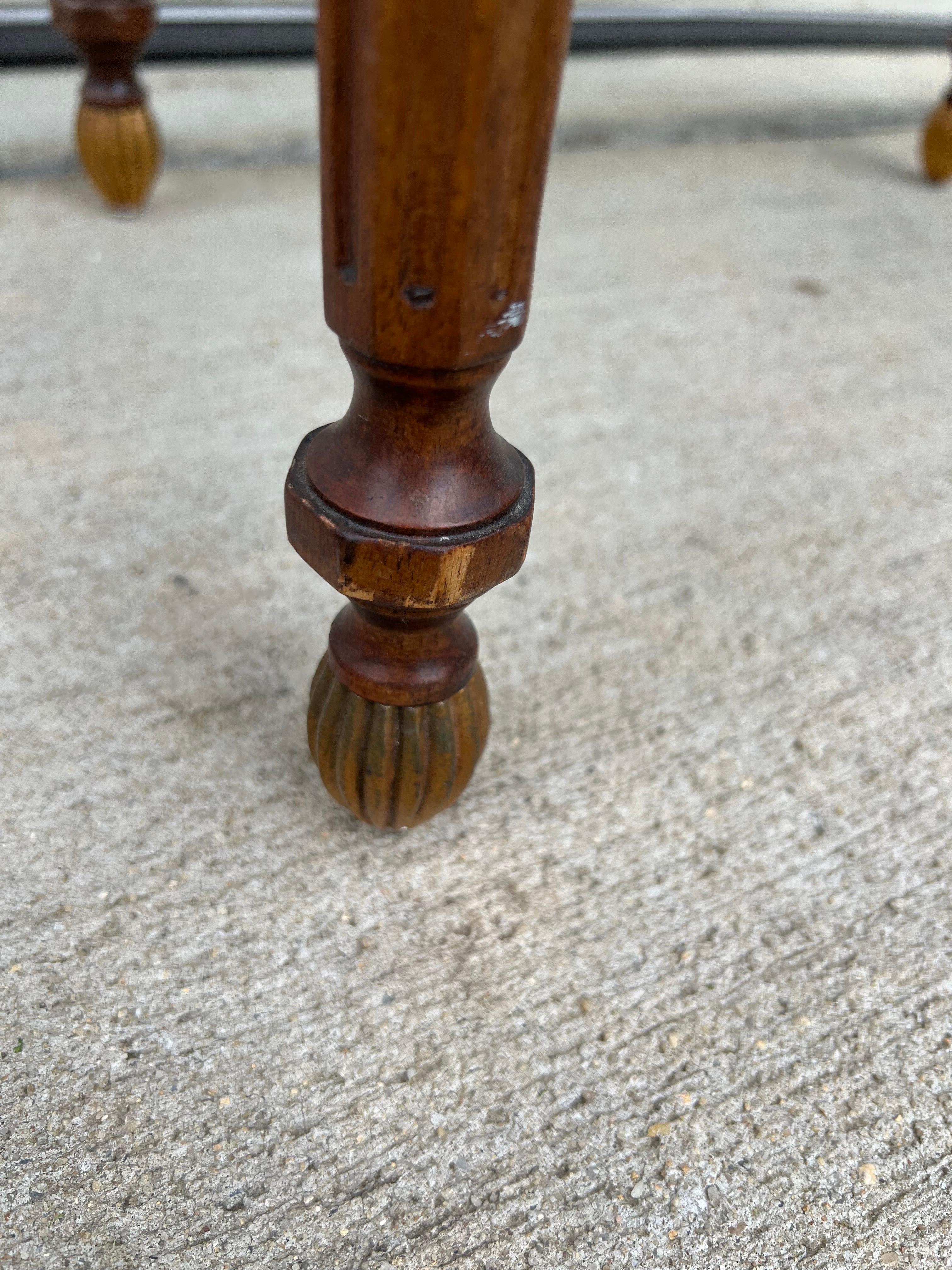 Tavolino ovale in mogano vintage con galleria in ottone sagomato realizzato da Baker Furniture in vendita 7