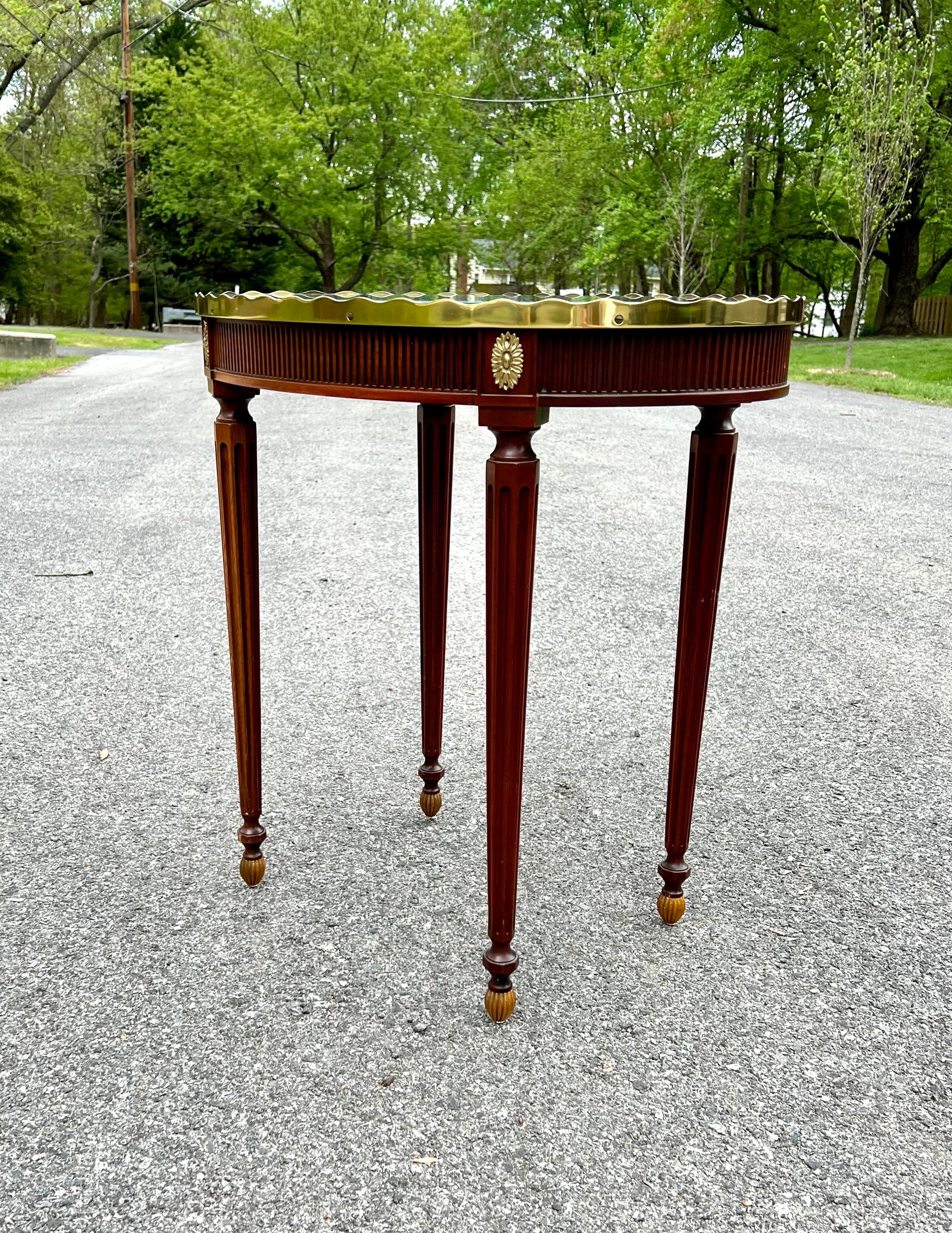 Federal Vintage Mahogany Oval Side Table W/ Shaped Brass Gallery Made by Baker Furniture For Sale