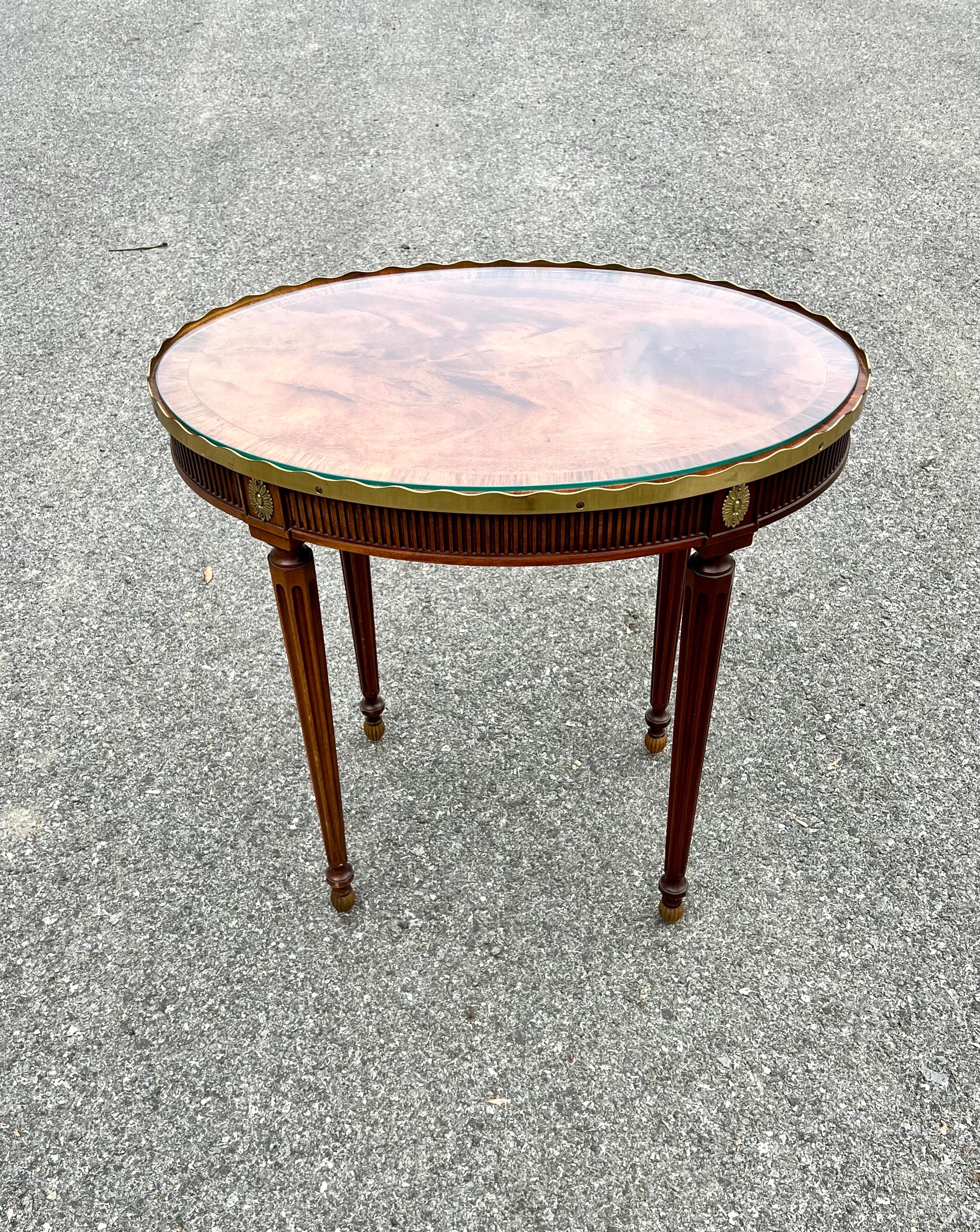 Americano Tavolino ovale in mogano vintage con galleria in ottone sagomato realizzato da Baker Furniture in vendita