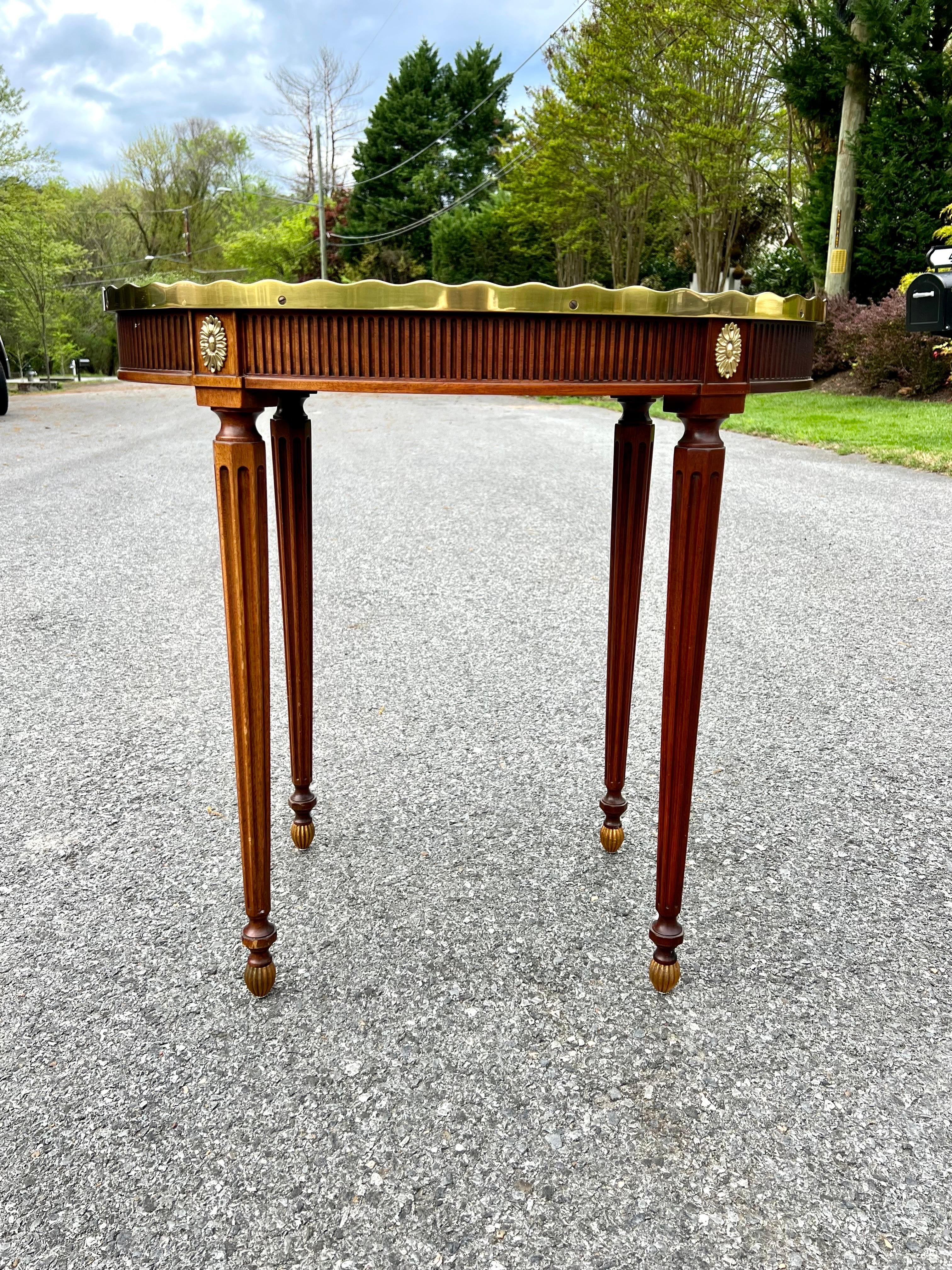 Vintage Mahogany Oval Side Table W/ Shaped Brass Gallery Made by Baker Furniture For Sale 3