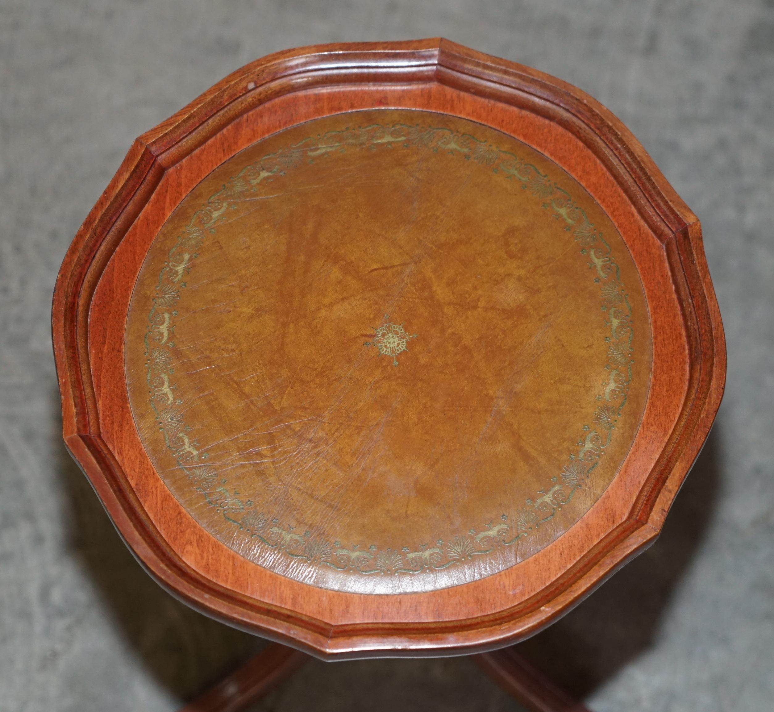 Wir freuen uns, diesen sehr schönen Vintage Bevan Funnell Tisch aus Mahagoni und braunem Leder mit Dreibeinplatte anbieten zu können

Ein gut aussehendes und gut gemachtes Stück, ideal geeignet für eine Lampe oder ein Glas Wein mit einem