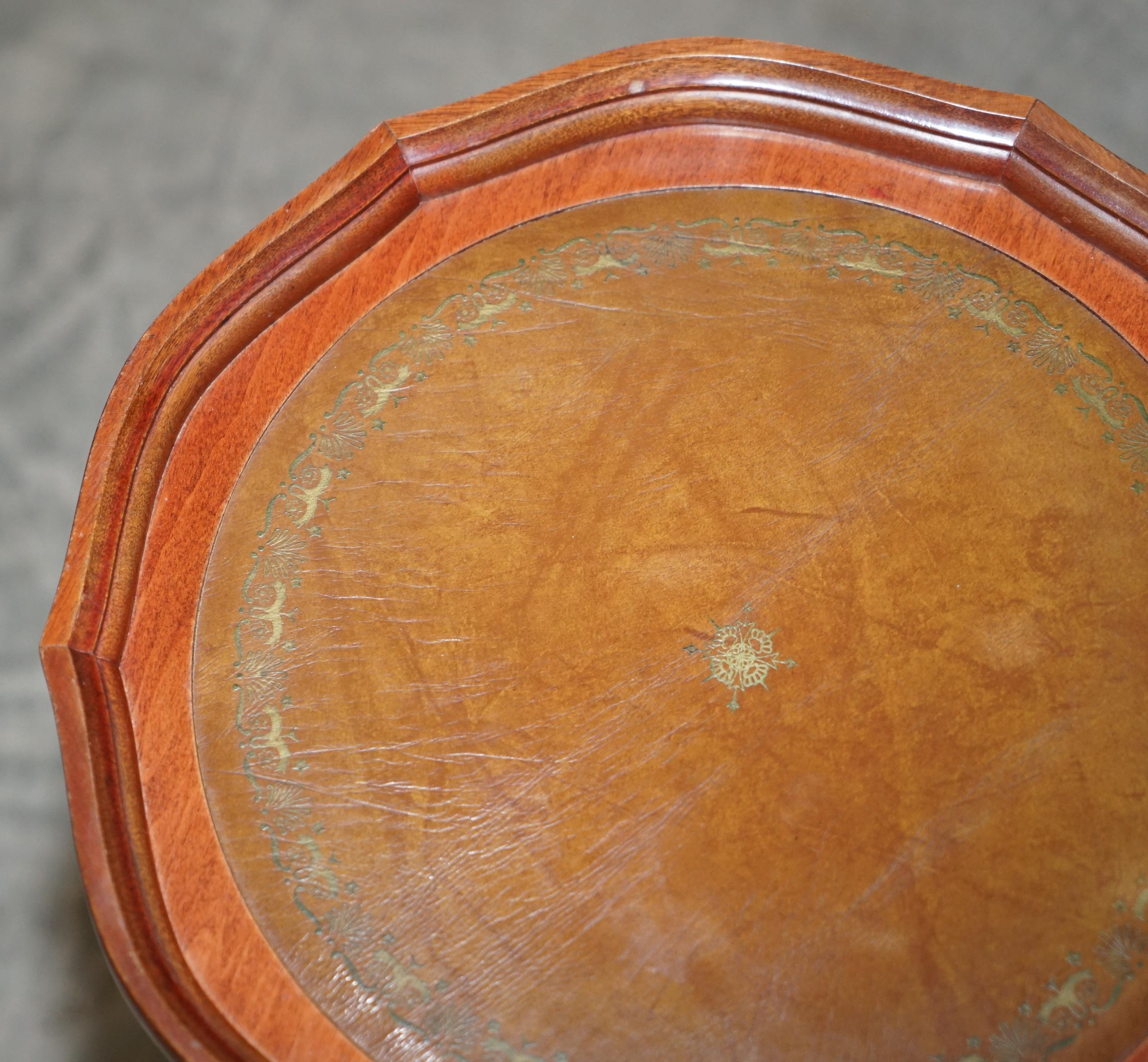 Dreibeiniger Vintage-Beistelltisch/ Weintisch aus Mahagoni mit braunem Leder, Pie Crust Edge (Viktorianisch) im Angebot