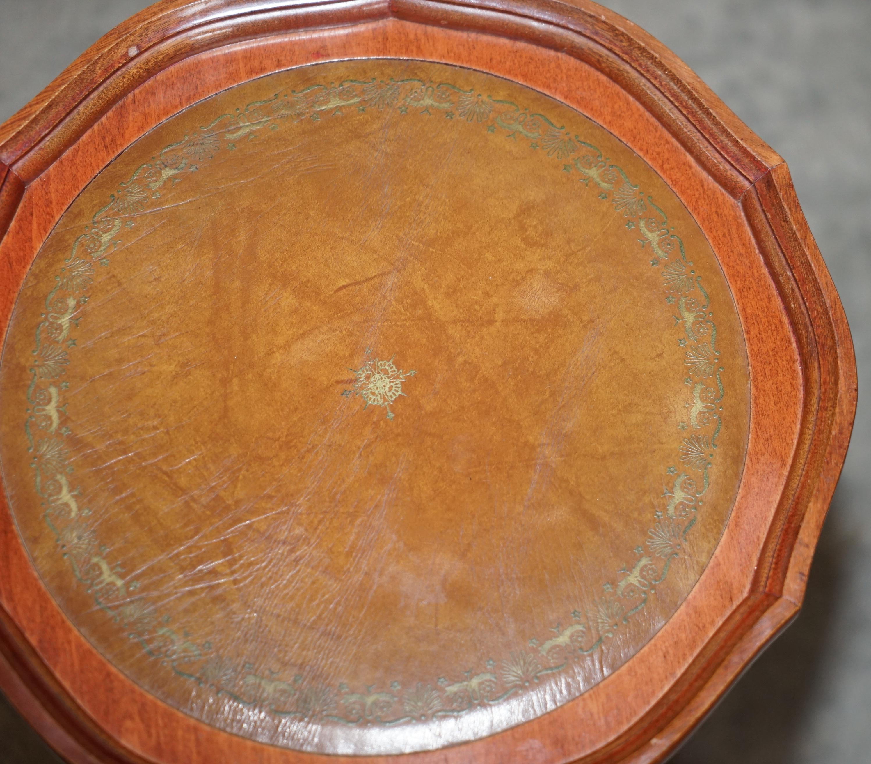 Dreibeiniger Vintage-Beistelltisch/ Weintisch aus Mahagoni mit braunem Leder, Pie Crust Edge (Englisch) im Angebot