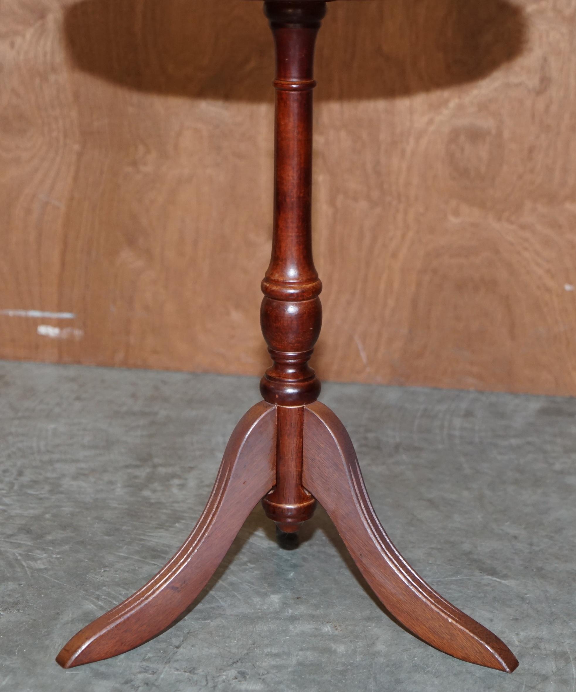 Dreibeiniger Vintage-Beistelltisch/ Weintisch aus Mahagoni mit braunem Leder, Pie Crust Edge (Handgefertigt) im Angebot