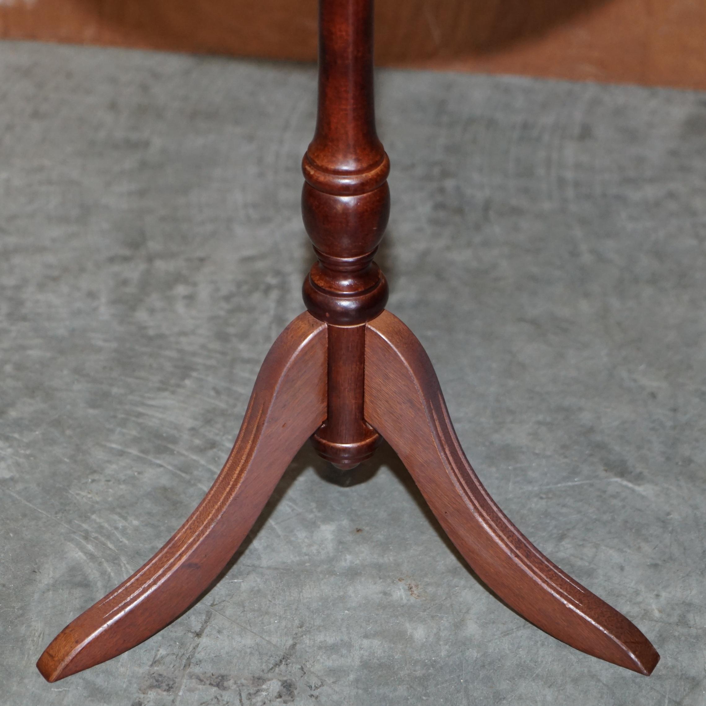 Dreibeiniger Vintage-Beistelltisch/ Weintisch aus Mahagoni mit braunem Leder, Pie Crust Edge im Zustand „Gut“ im Angebot in West Sussex, Pulborough