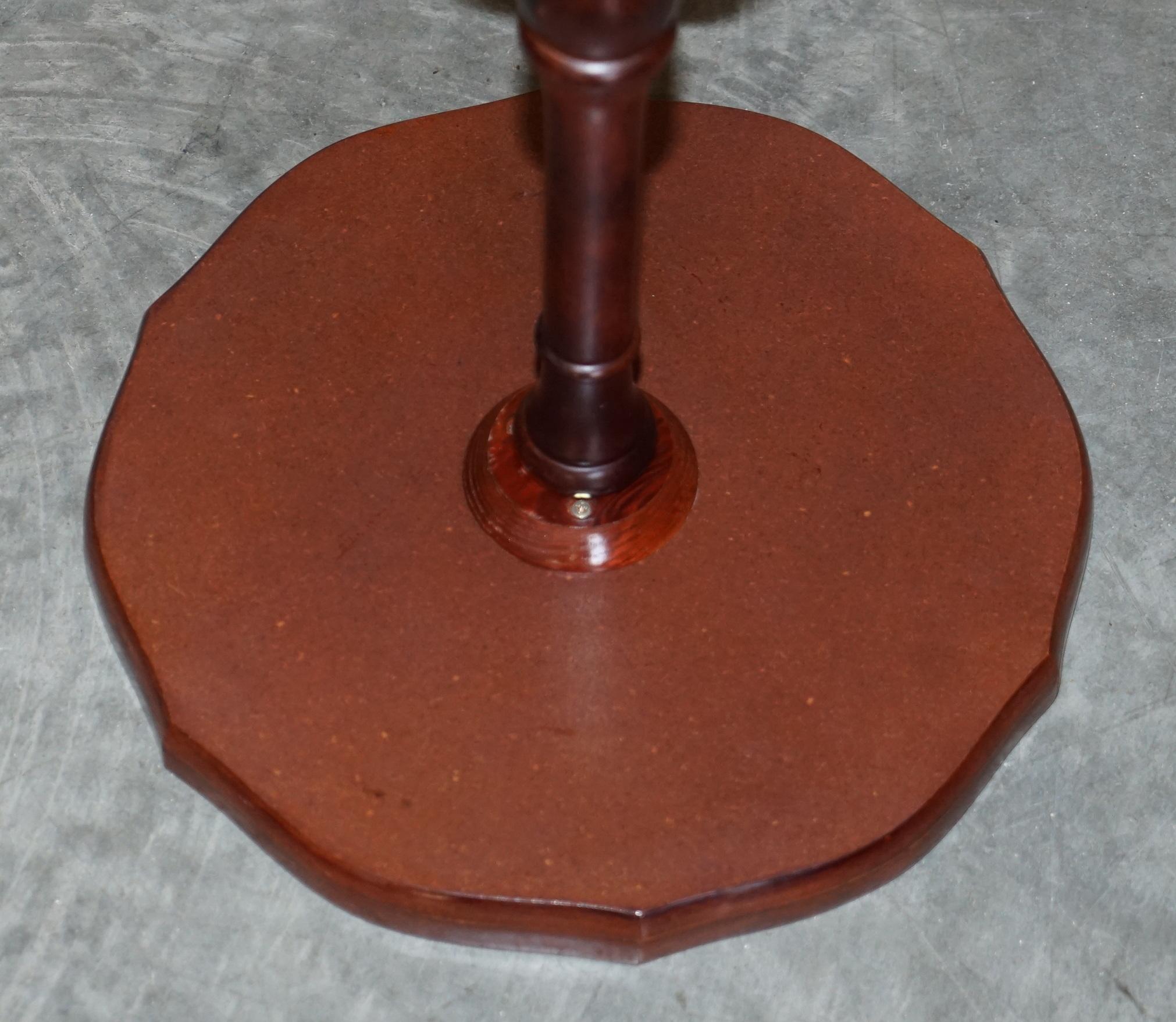 Dreibeiniger Vintage-Beistelltisch/ Weintisch aus Mahagoni mit braunem Leder, Pie Crust Edge (Hartholz) im Angebot