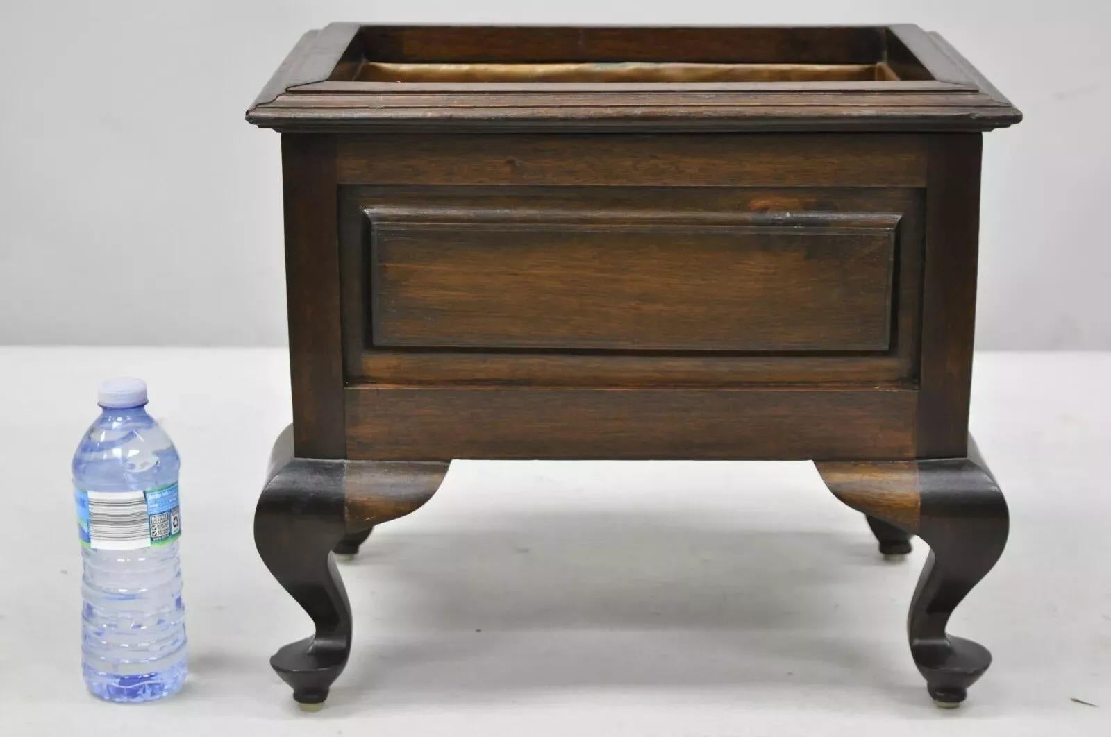Vintage Mahogany Queen Anne Style Copper Lined Wooden Planter For Sale 5