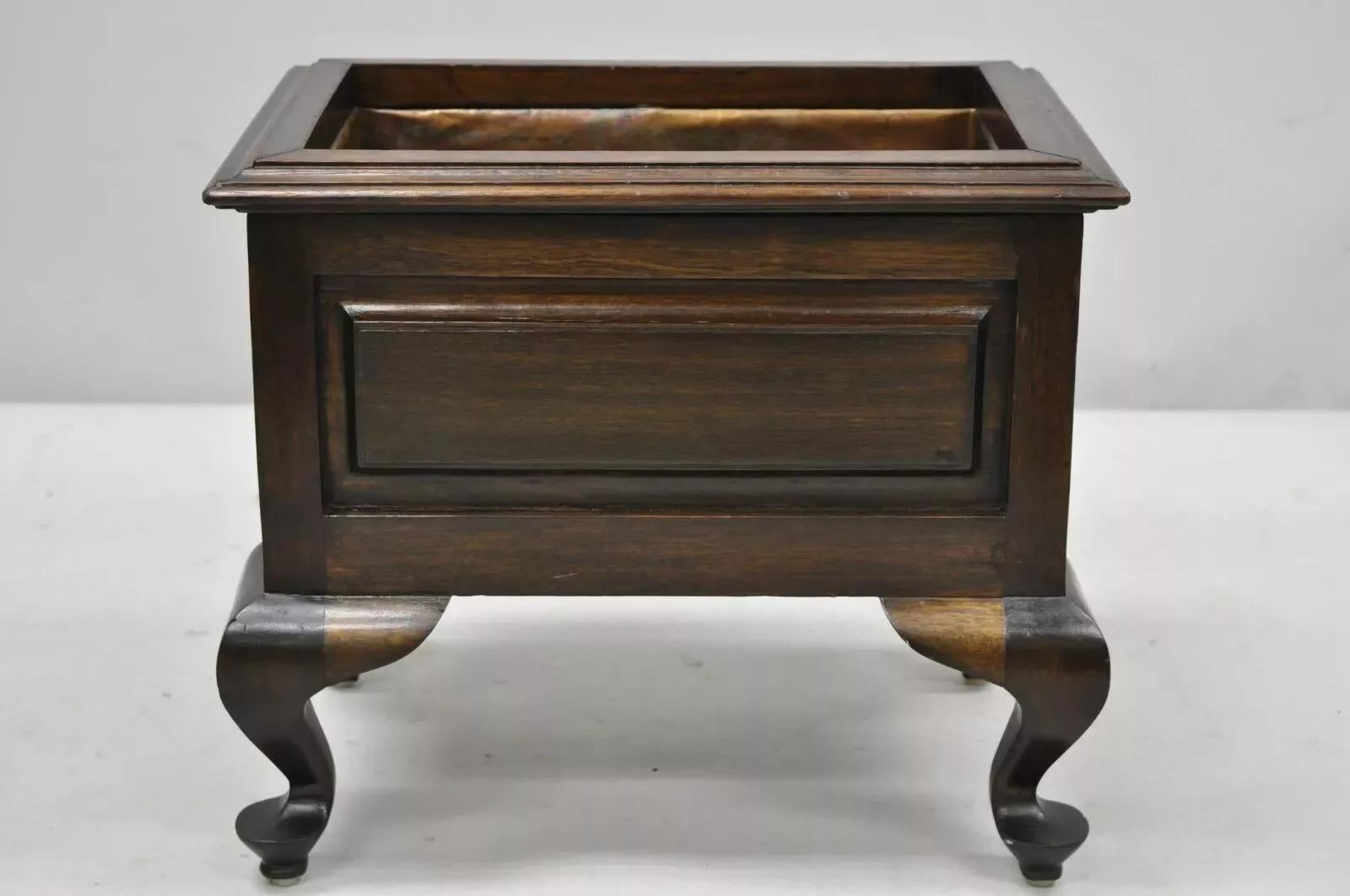 Vintage Mahogany Queen Anne Style Copper Lined Wooden Planter. Item features a copper lined interior, solid wood construction, beautiful wood grain, original stamp to bottom (Jamaica), shapely Queen Anne legs, very nice vintage item. Circa Mid 20th