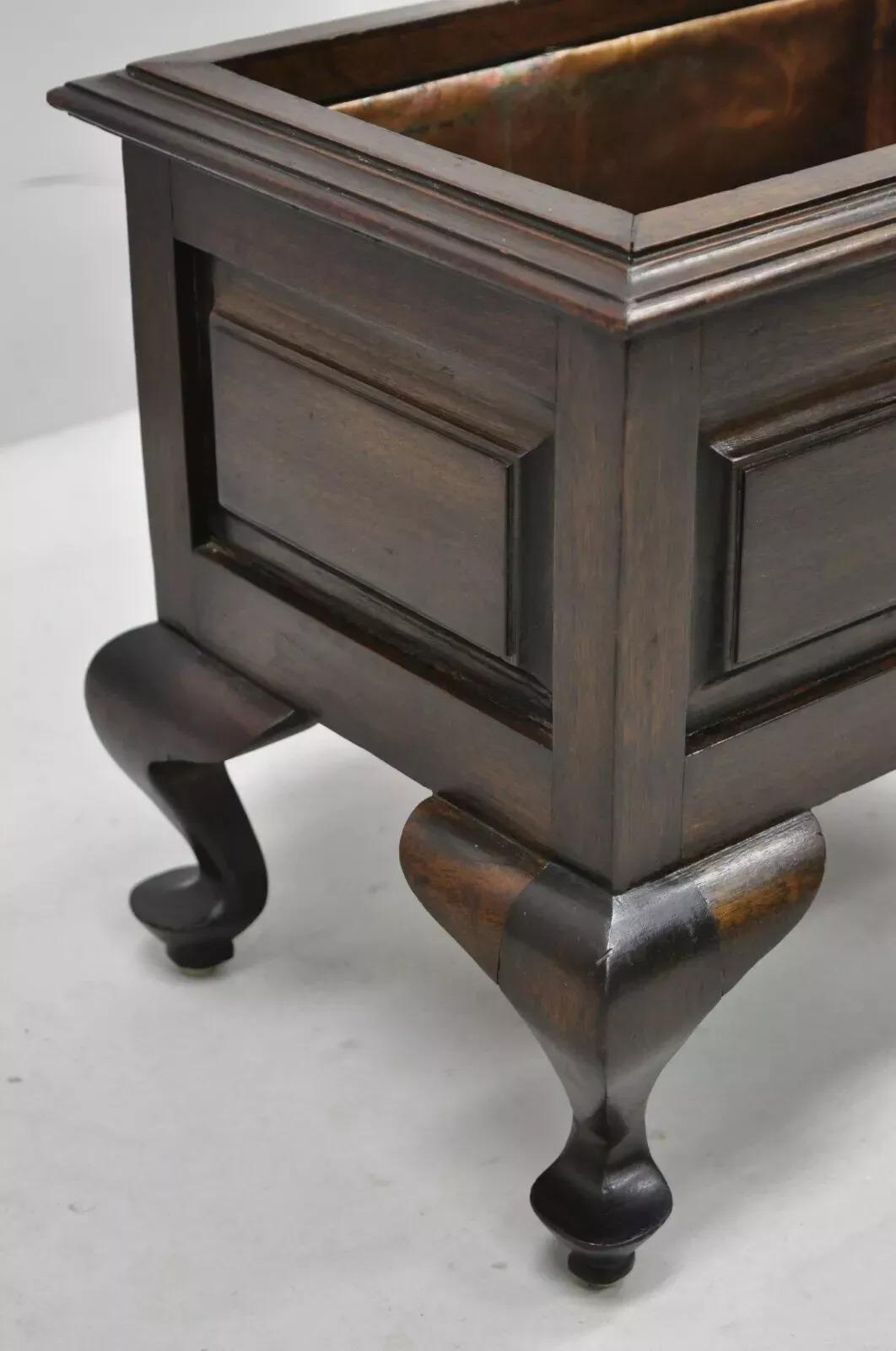 Vintage Mahogany Queen Anne Style Copper Lined Wooden Planter In Good Condition For Sale In Philadelphia, PA