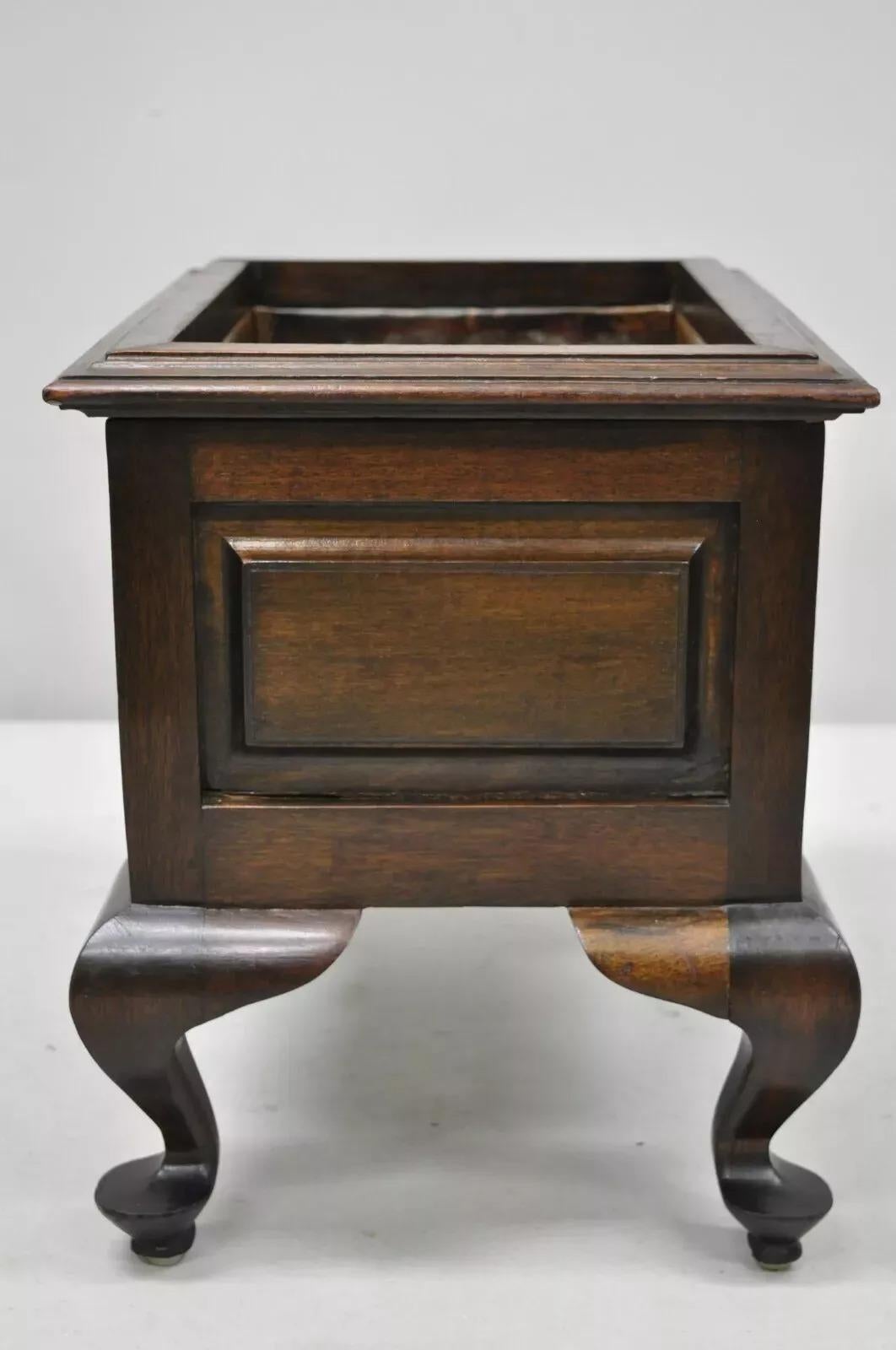 Vintage Mahogany Queen Anne Style Copper Lined Wooden Planter For Sale 3