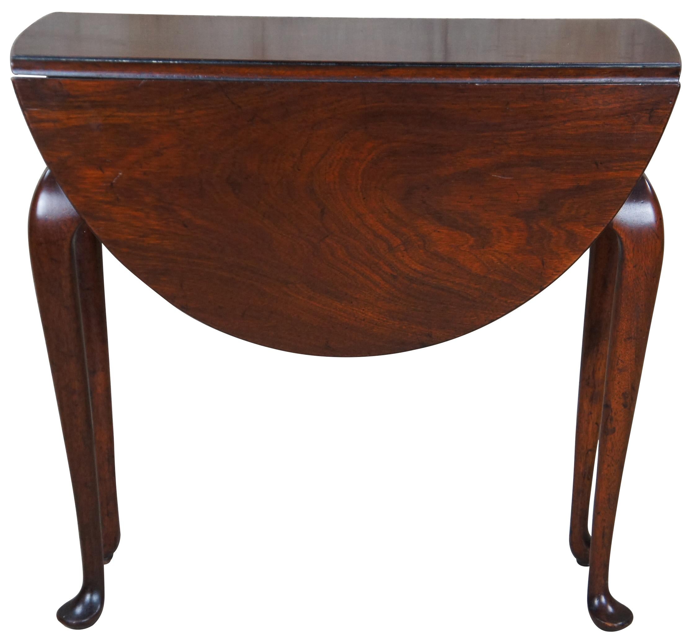 Vintage Queen Anne drop leaf gate leg side table. Made of mahogany featuring rectangular or oval form with two leaves and long cabriole legs with pad feet.

Measures: 24