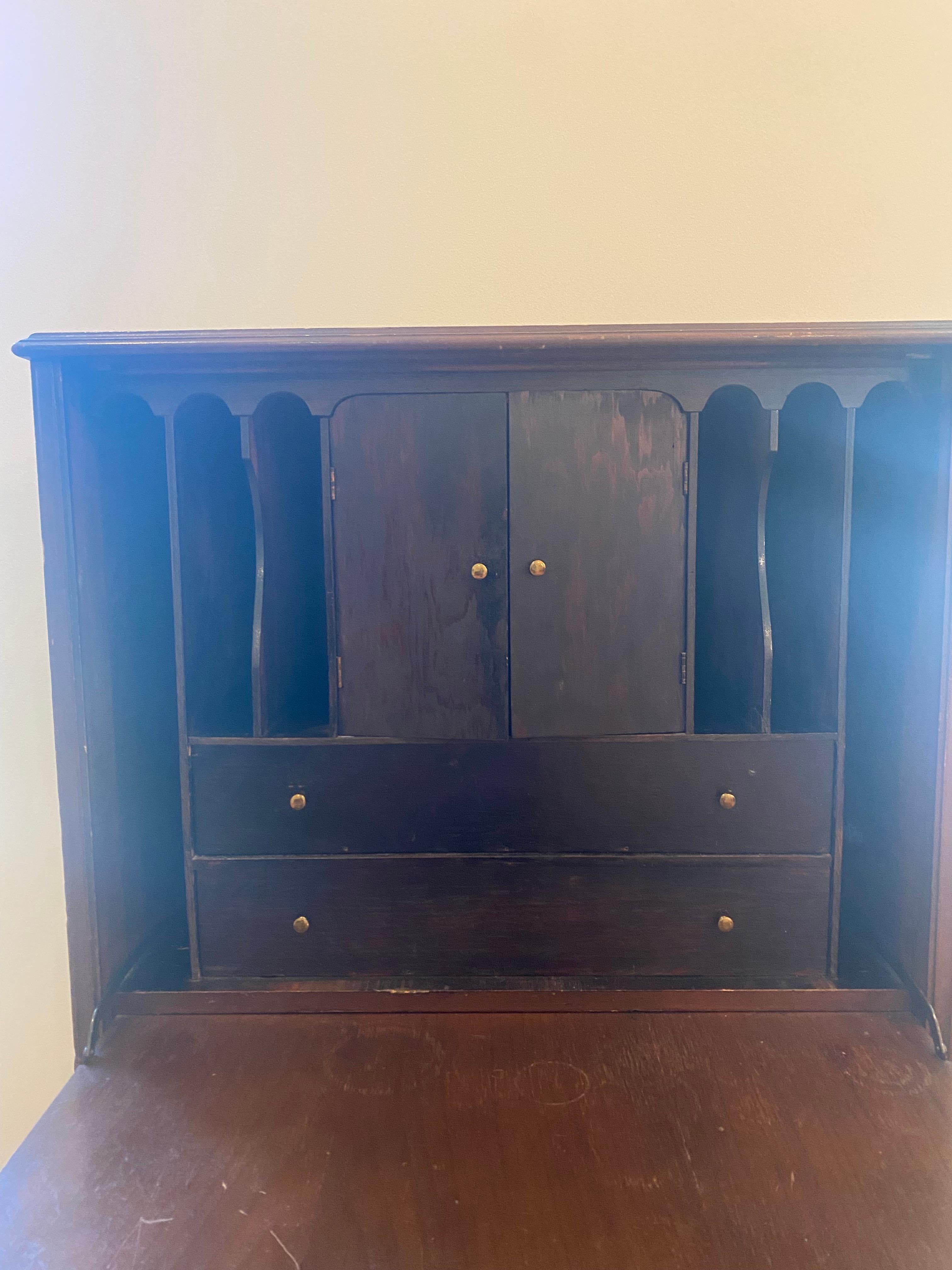 Secrétaire vintage en acajou avec bureau rabattable et rangement en vente 1