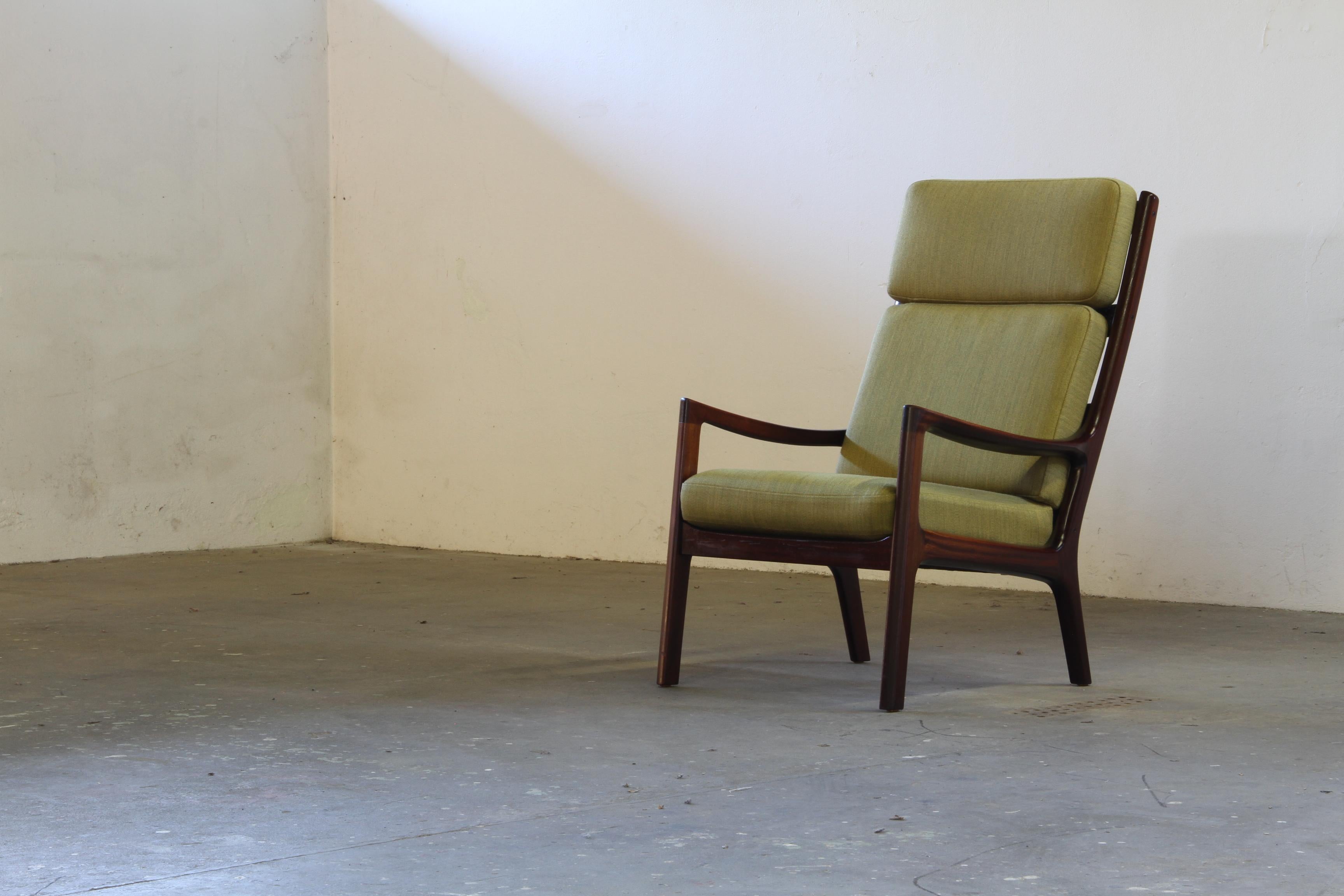 Questa poltrona lounge danese con schienale alto della metà del secolo scorso è un must per  chi cerca il classico design scandinavo. Elegante e ben scolpito, Ole Wanscher ha catturato la raffinata semplicità e il calore tattile caratteristici