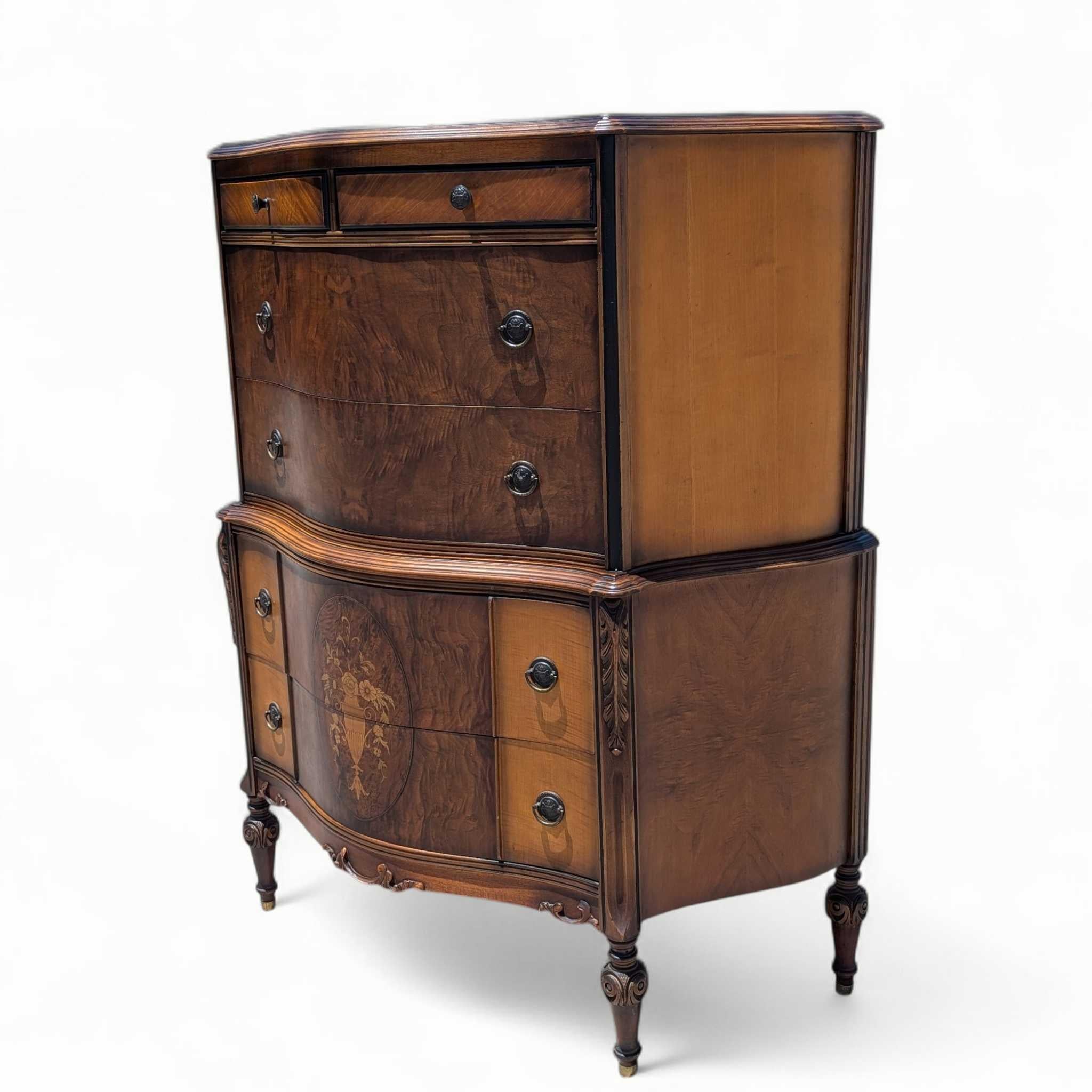 Comò Highboy a serpentina in mogano d'epoca con intarsio e intarsio in vendita 3