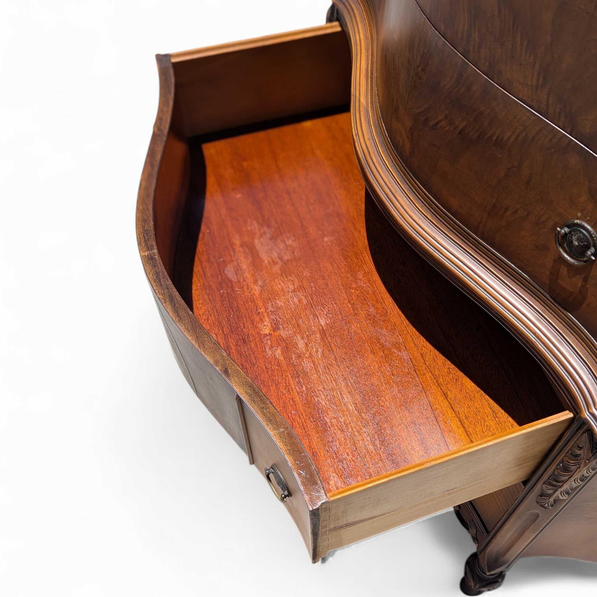 Comò Highboy a serpentina in mogano d'epoca con intarsio e intarsio in vendita 4