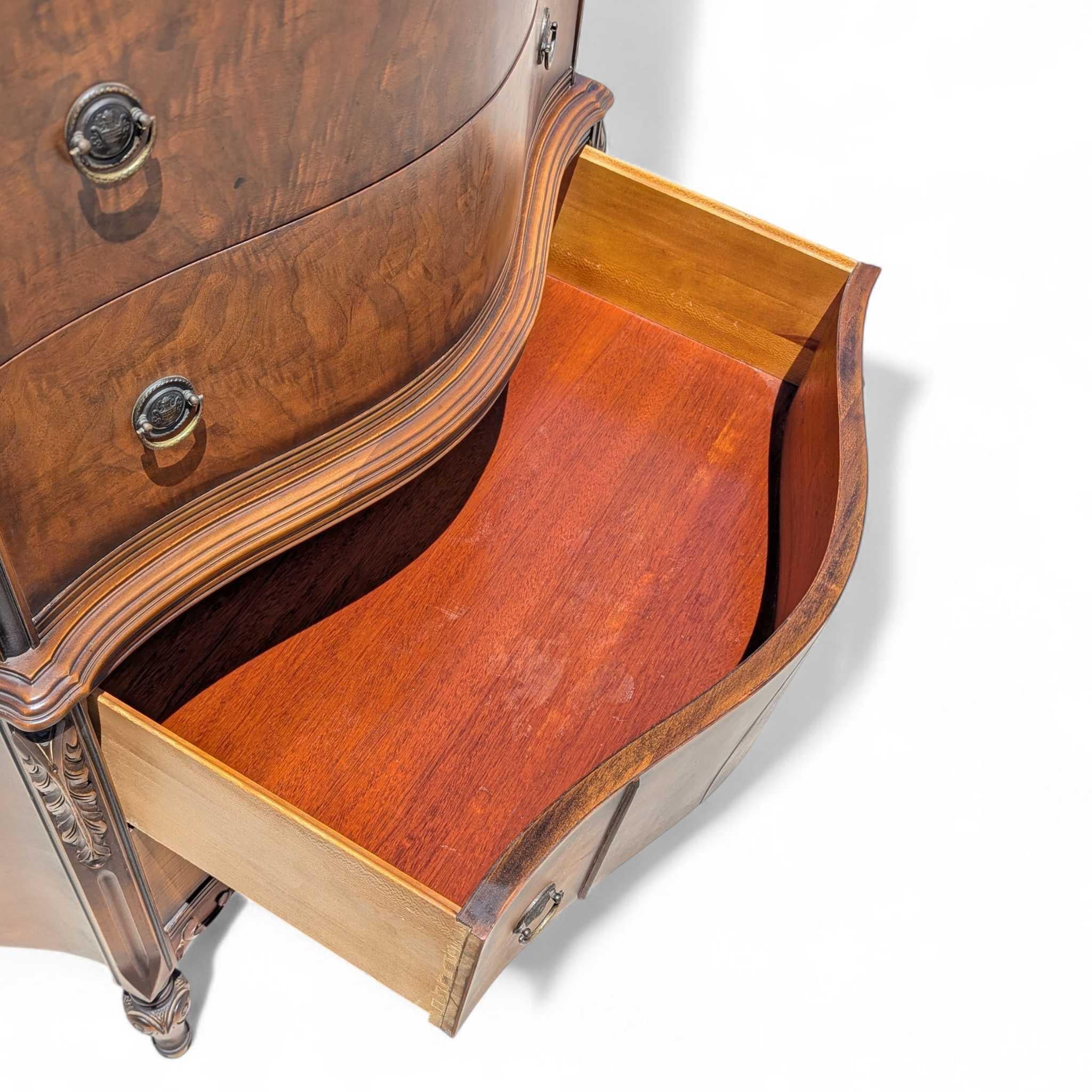 Comò Highboy a serpentina in mogano d'epoca con intarsio e intarsio in vendita 5