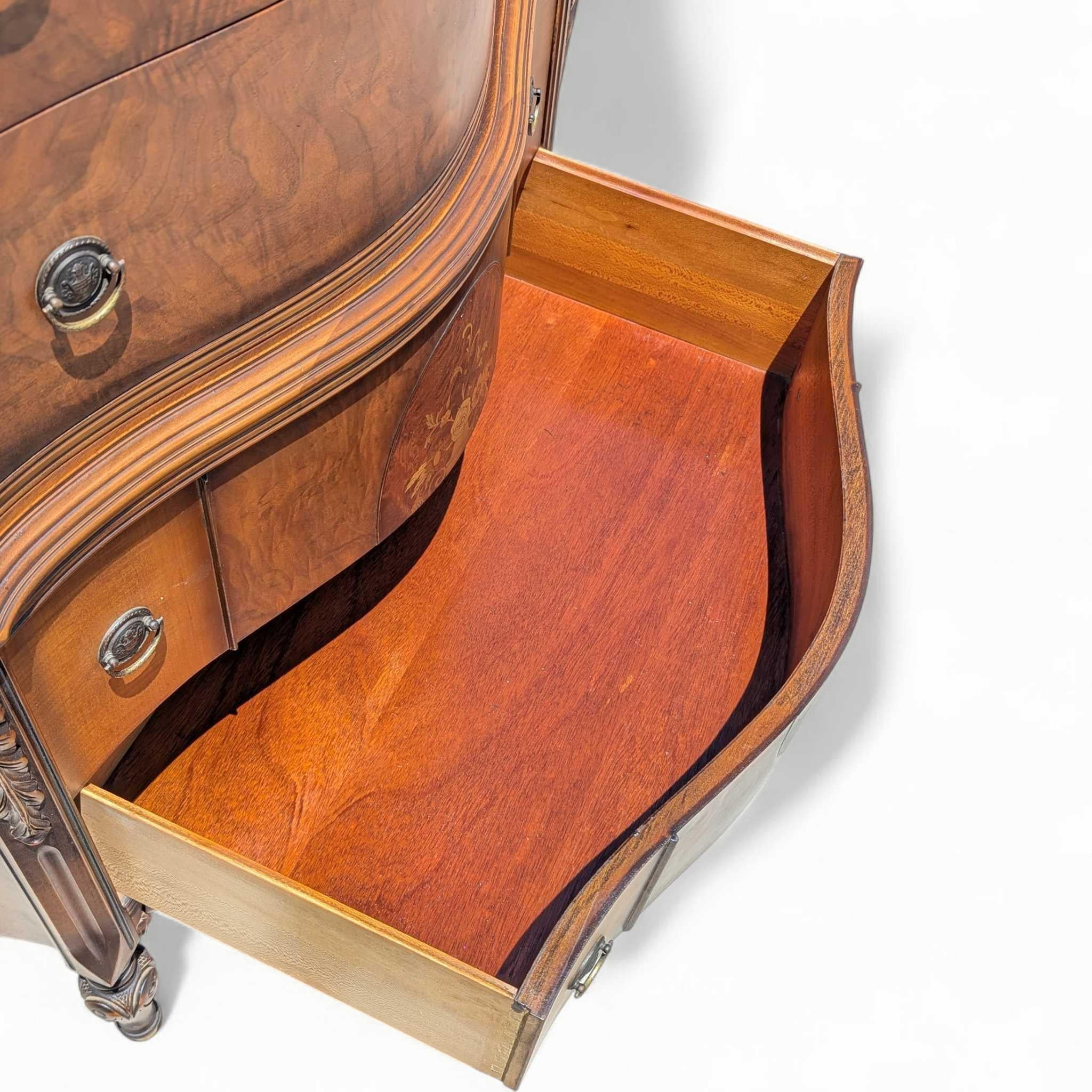 Comò Highboy a serpentina in mogano d'epoca con intarsio e intarsio in vendita 6