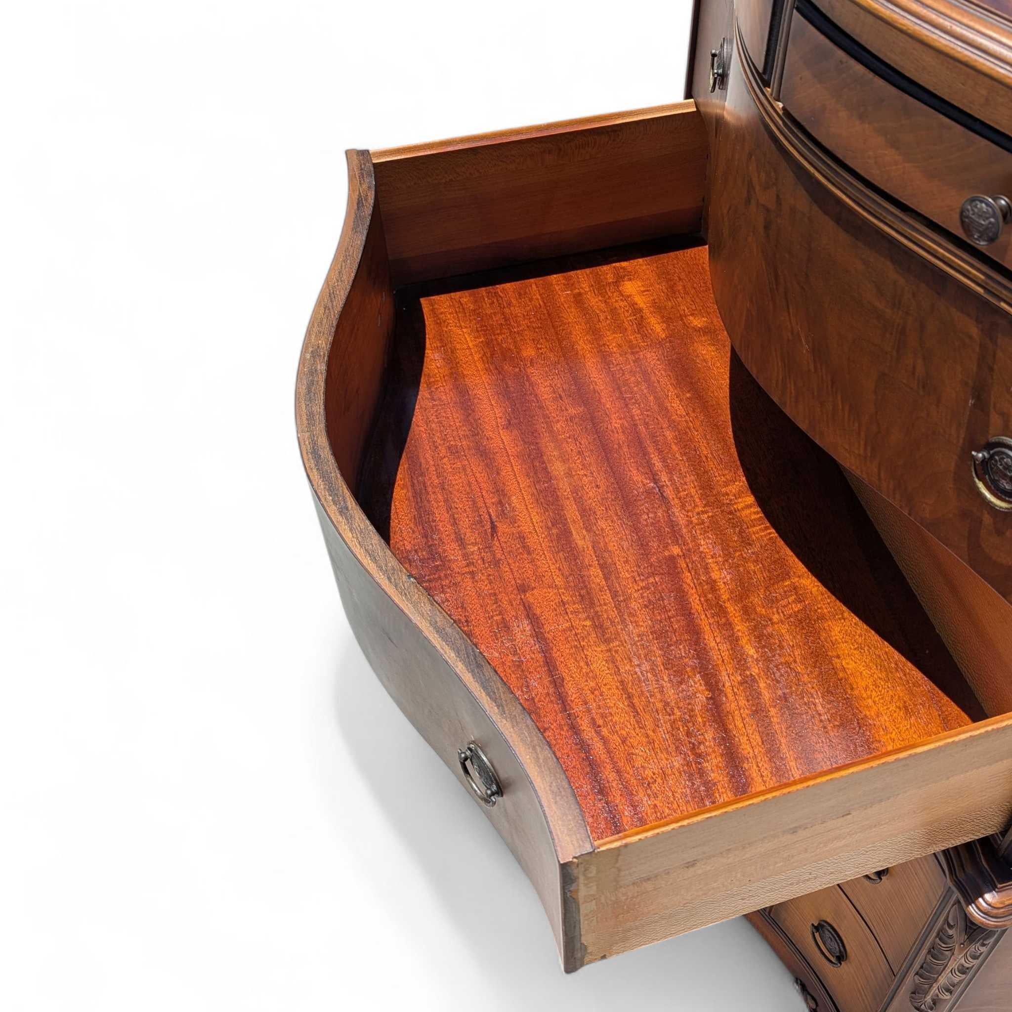 Comò Highboy a serpentina in mogano d'epoca con intarsio e intarsio in vendita 7