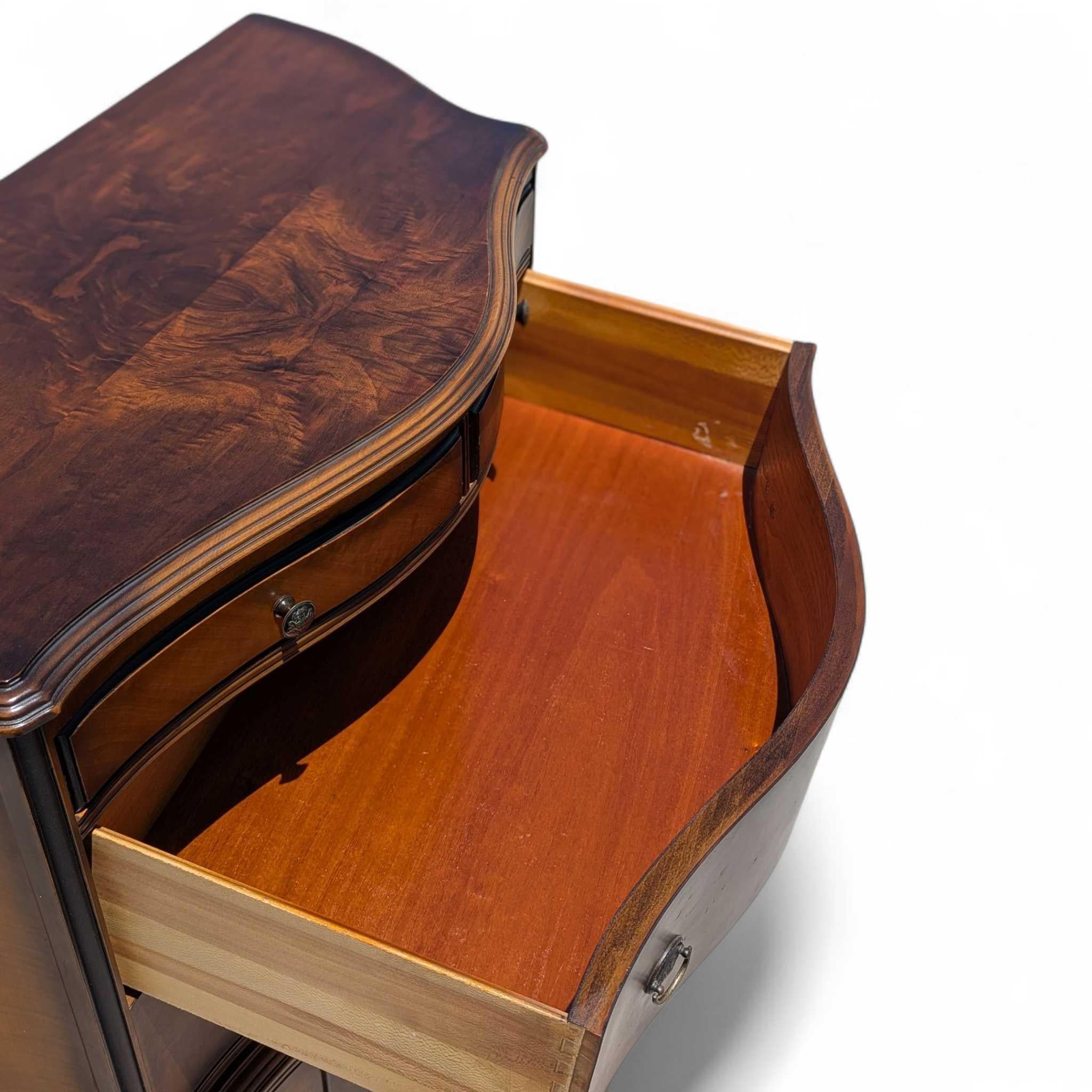 Comò Highboy a serpentina in mogano d'epoca con intarsio e intarsio in vendita 8
