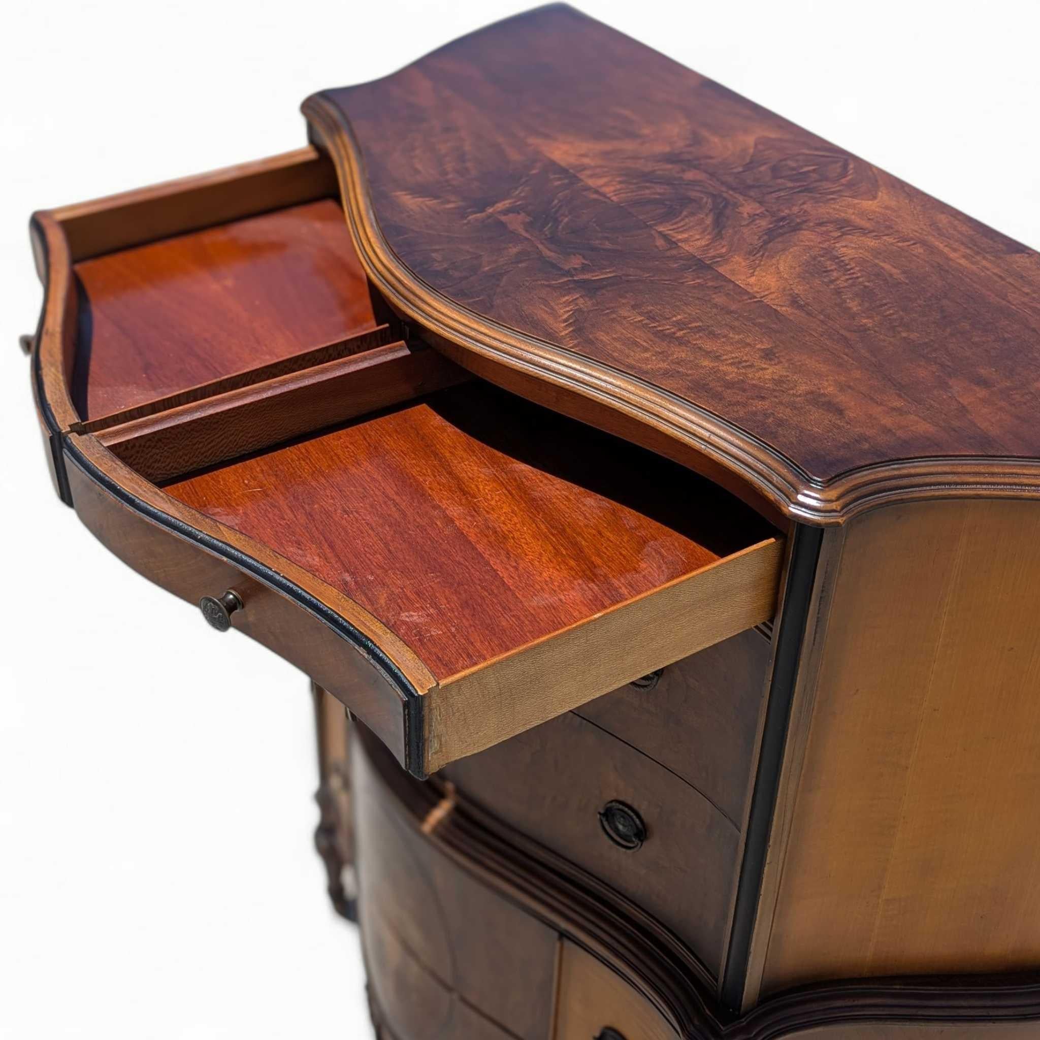 Comò Highboy a serpentina in mogano d'epoca con intarsio e intarsio in vendita 9
