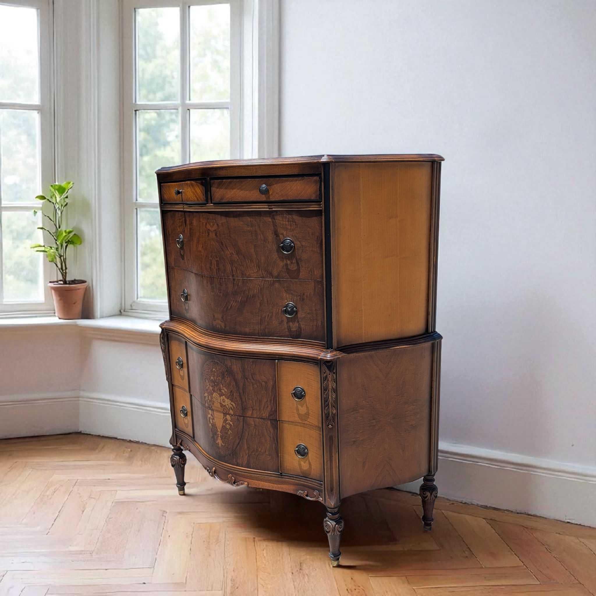 Revival Comò Highboy a serpentina in mogano d'epoca con intarsio e intarsio in vendita