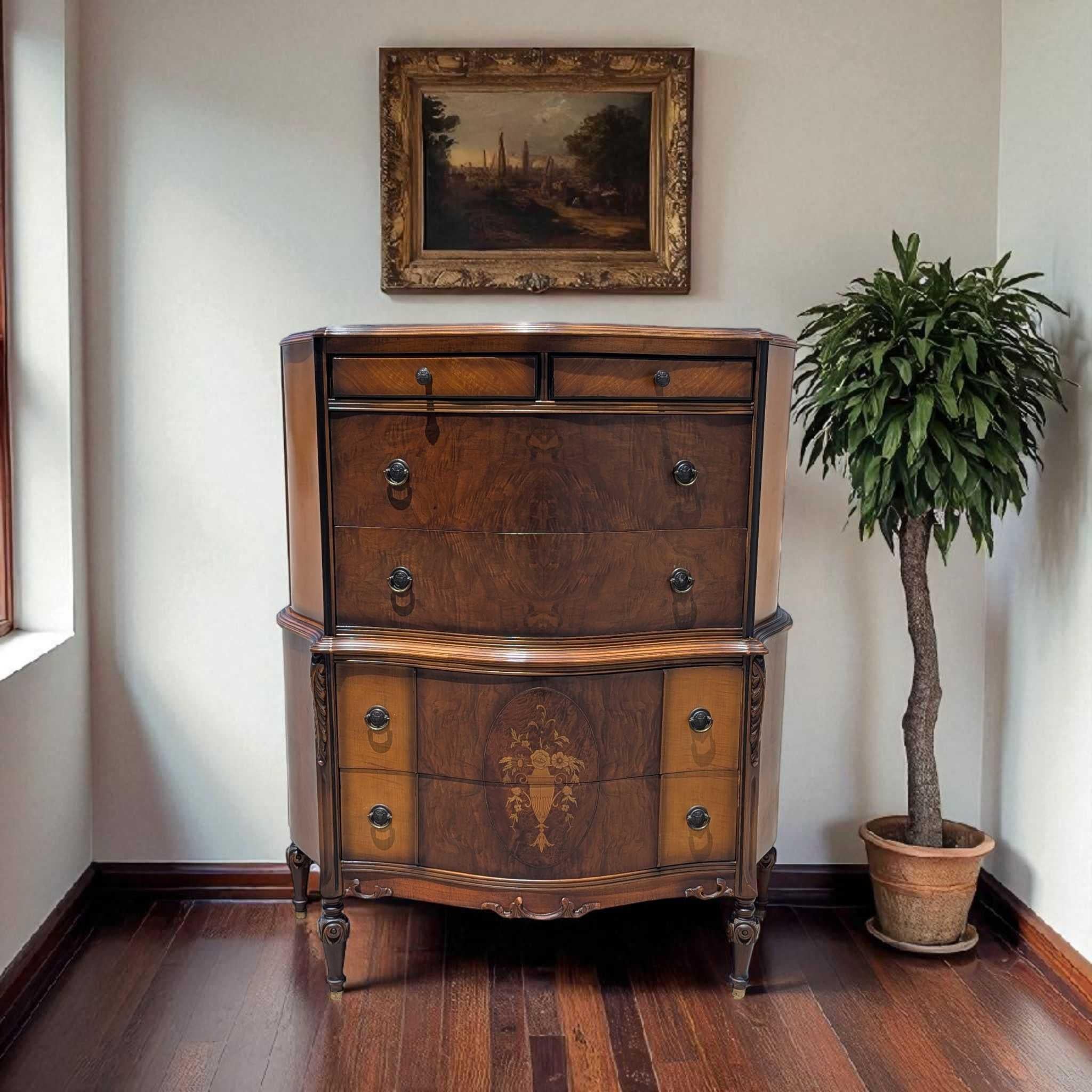 Intarsio Comò Highboy a serpentina in mogano d'epoca con intarsio e intarsio in vendita