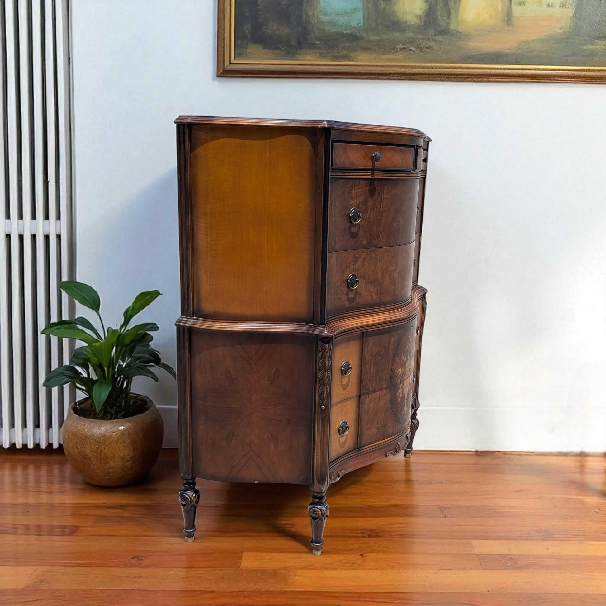 Comò Highboy a serpentina in mogano d'epoca con intarsio e intarsio In condizioni buone in vendita a Rancho Cucamonga, CA