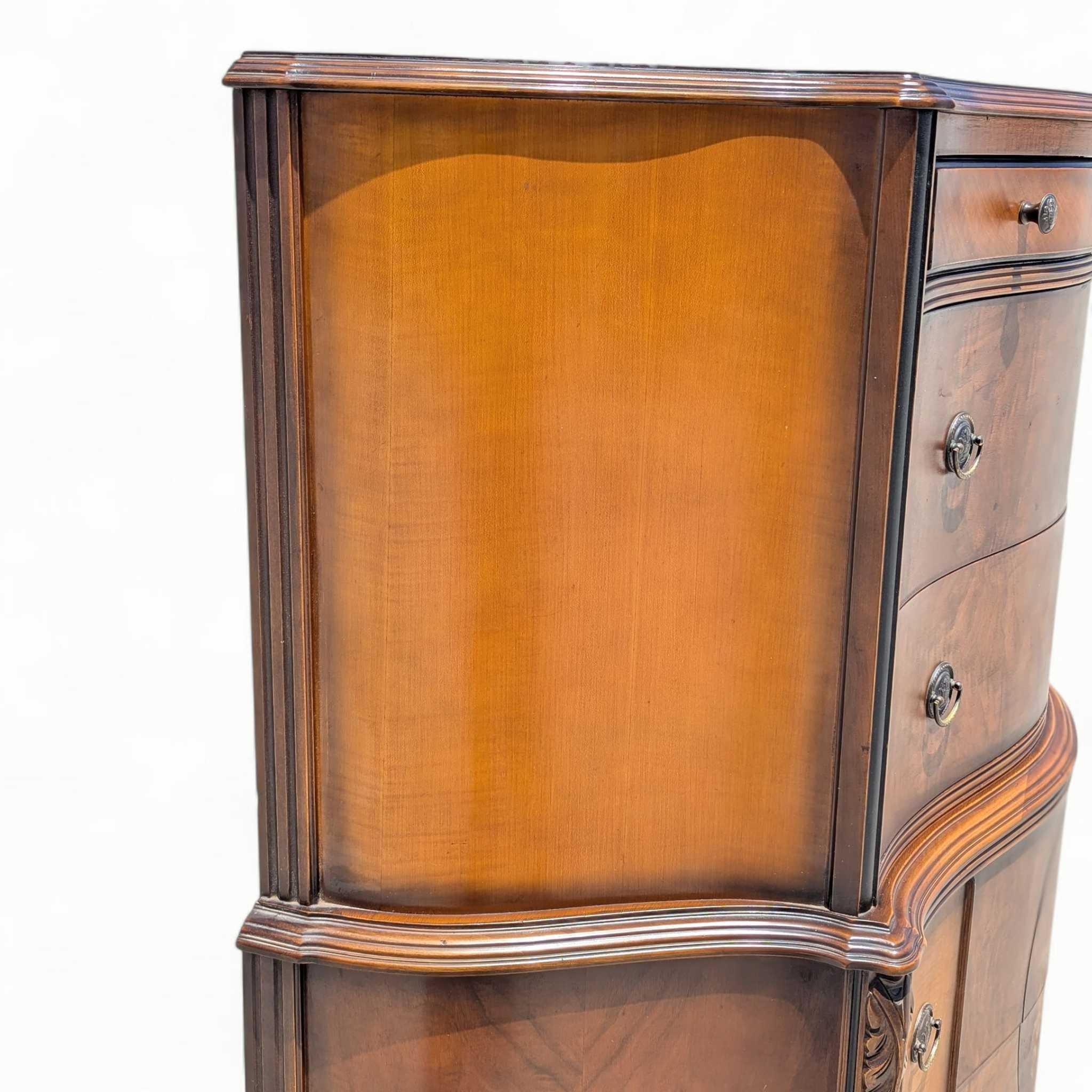 Comò Highboy a serpentina in mogano d'epoca con intarsio e intarsio in vendita 1